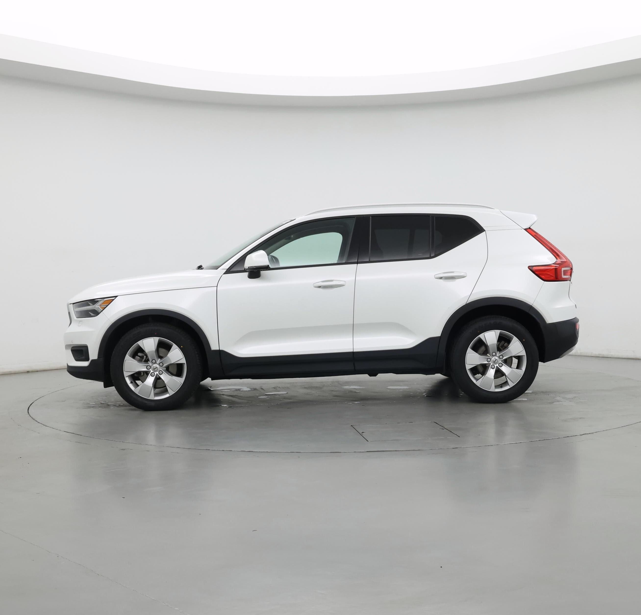 Thumbnail: 2021 Volvo XC40 - 3