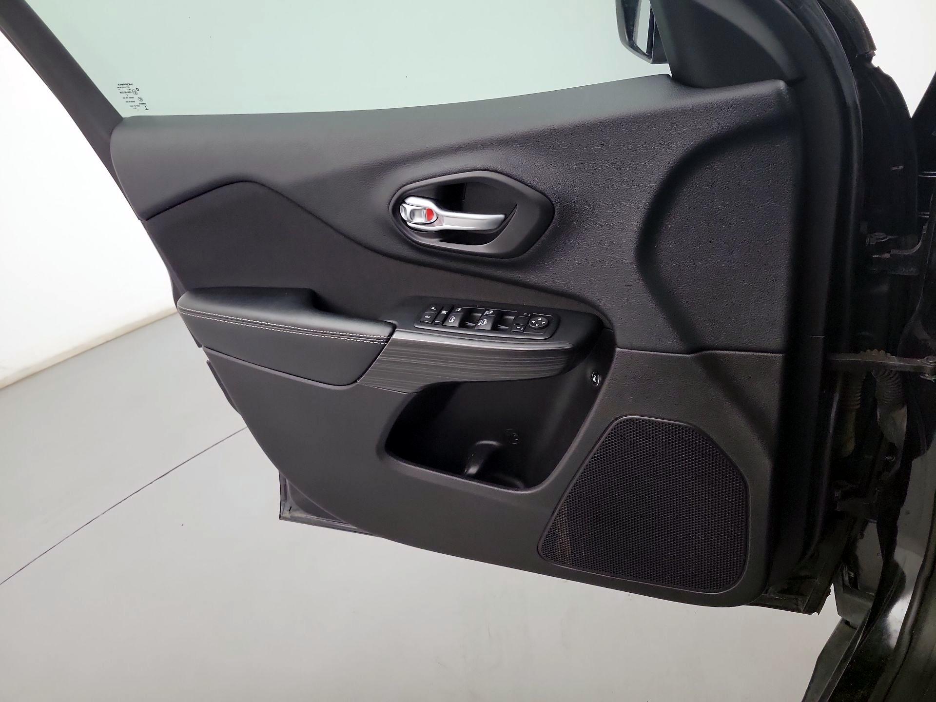 Thumbnail: 2015 Jeep Cherokee - 10