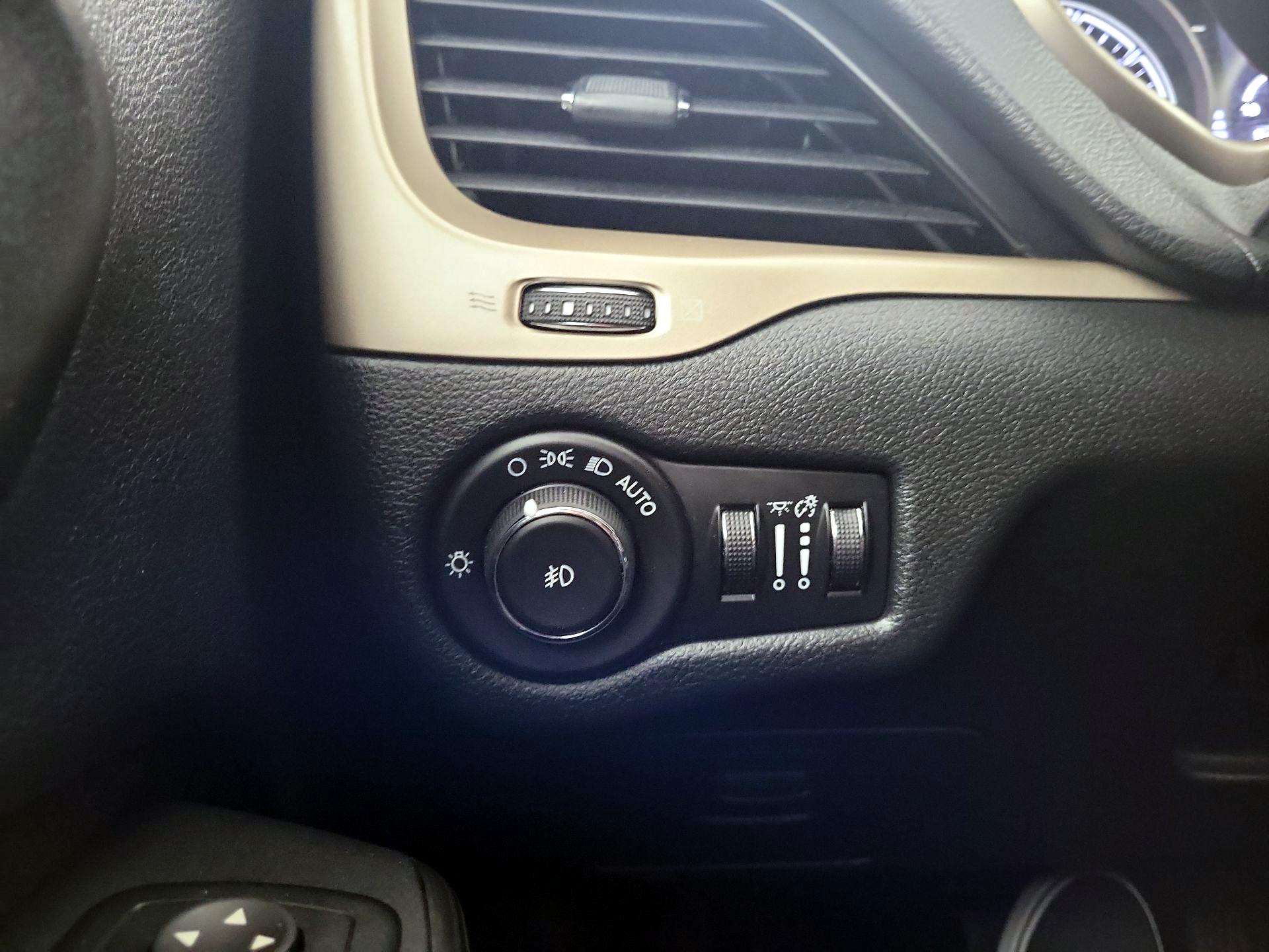 Thumbnail: 2015 Jeep Cherokee - 11