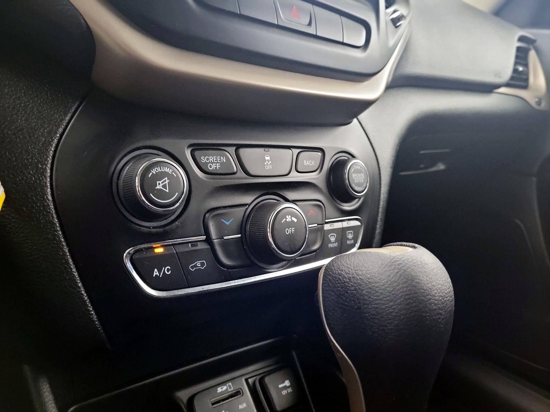 Thumbnail: 2015 Jeep Cherokee - 14