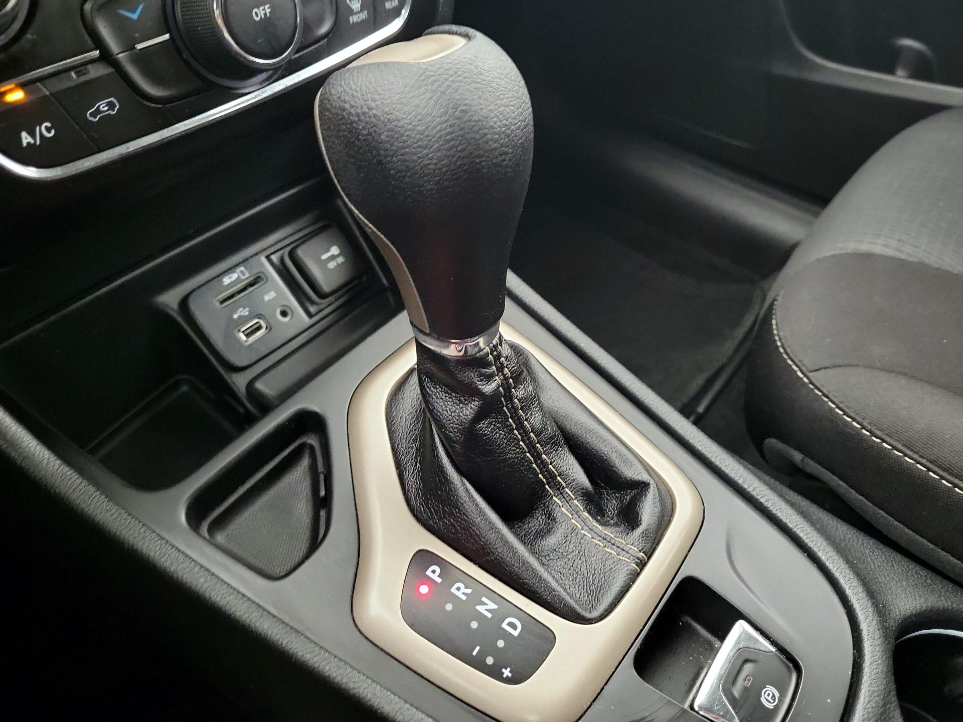 Thumbnail: 2015 Jeep Cherokee - 15