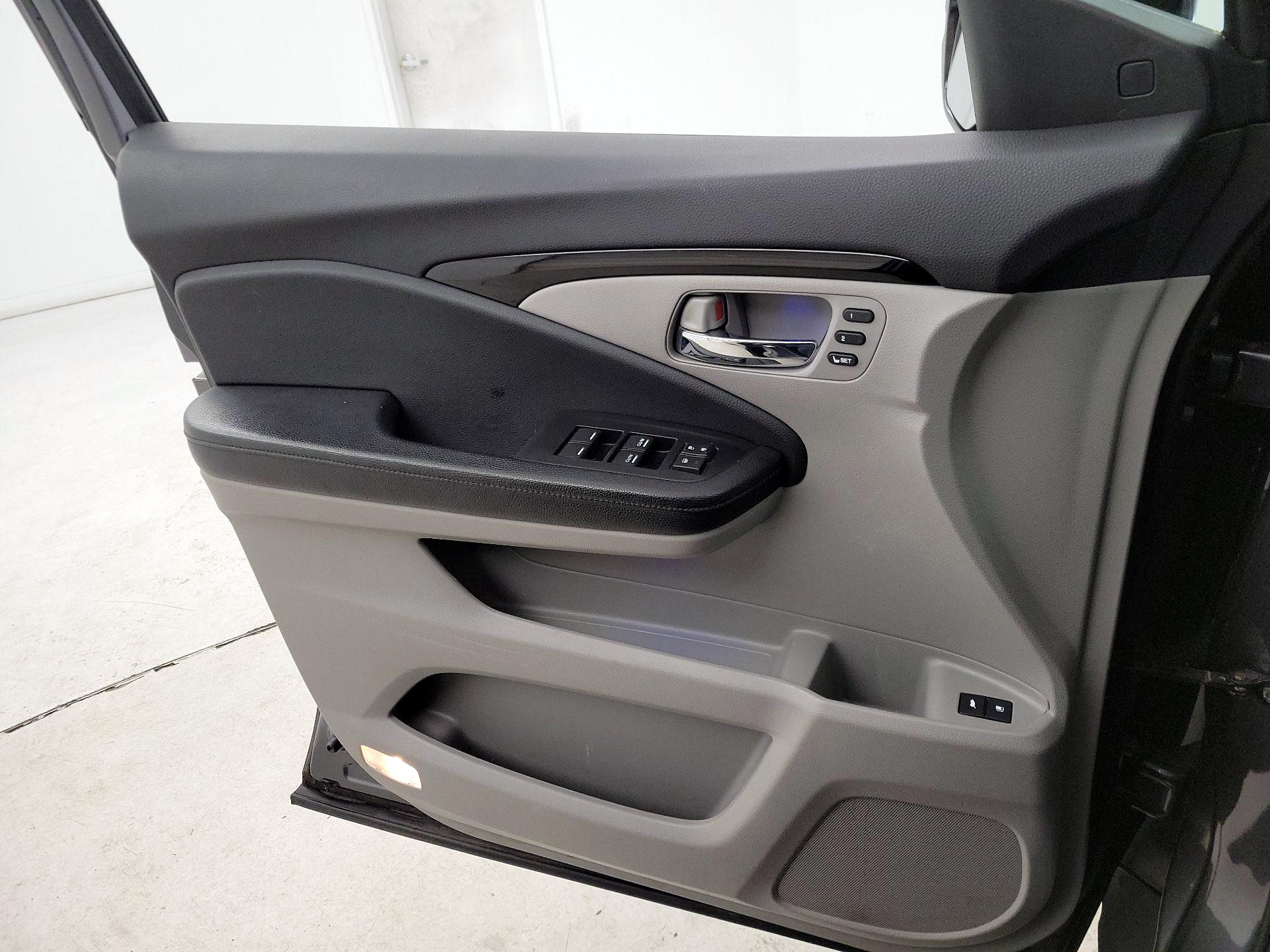 Thumbnail: 2019 Honda Pilot - 10