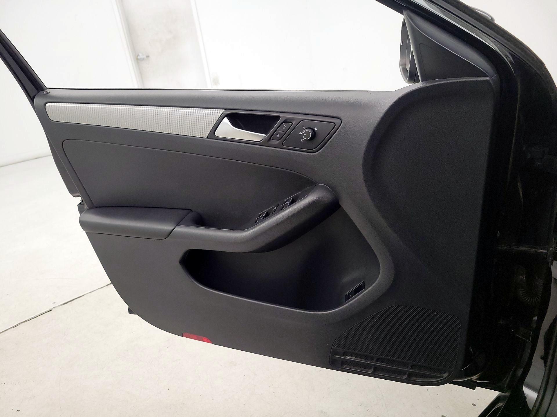 Thumbnail: 2015 Volkswagen Jetta - 12