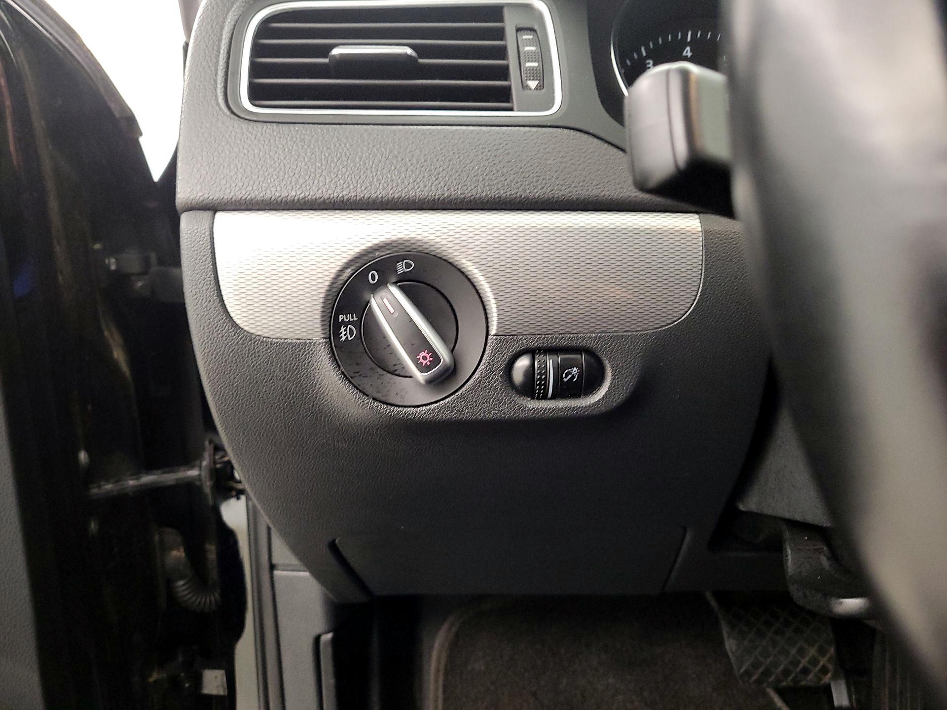 Thumbnail: 2015 Volkswagen Jetta - 13