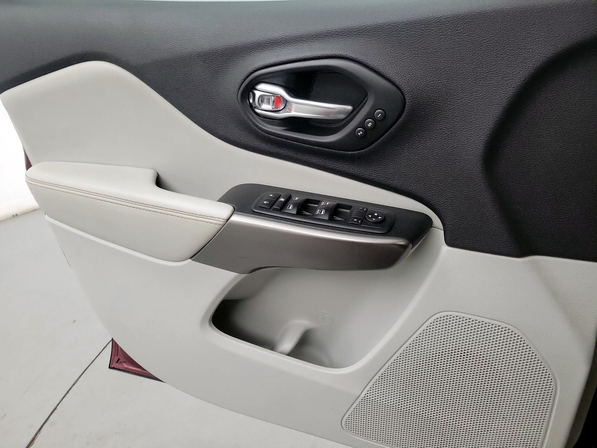 Thumbnail: 2019 Jeep Cherokee - 10