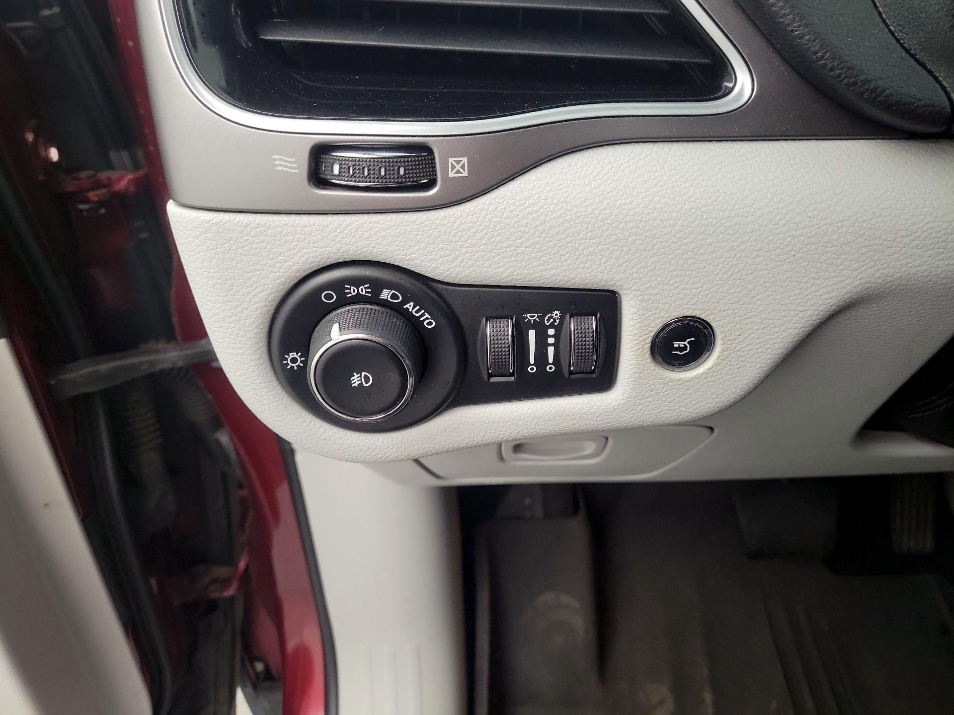 Thumbnail: 2019 Jeep Cherokee - 11