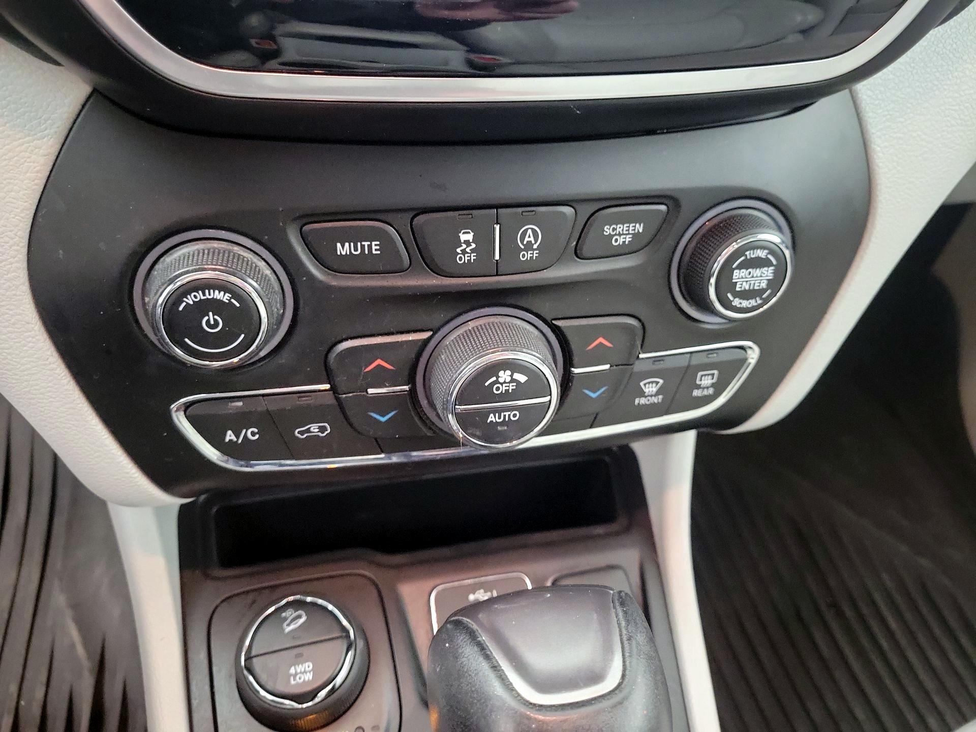 Thumbnail: 2019 Jeep Cherokee - 15