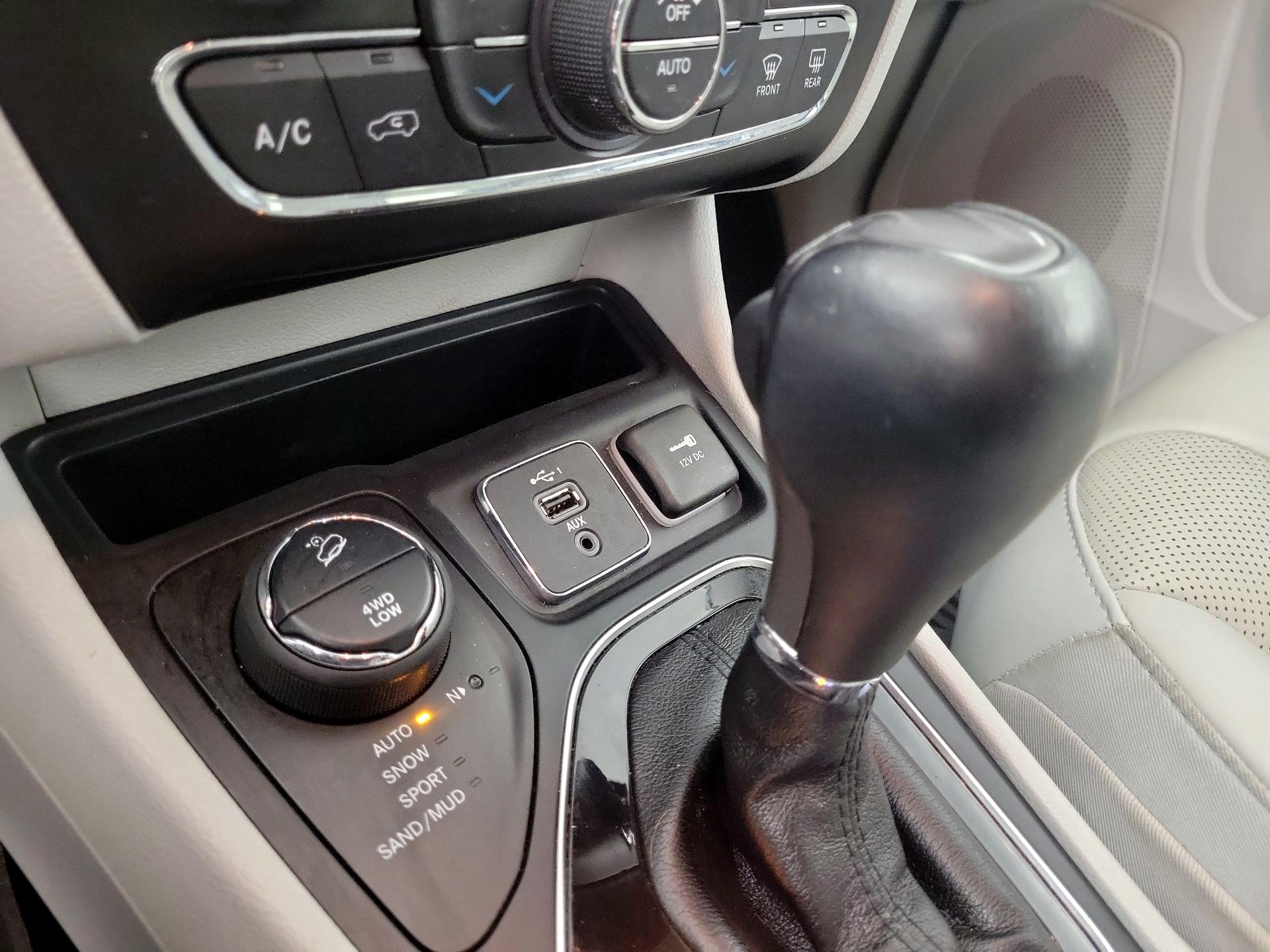 Thumbnail: 2019 Jeep Cherokee - 17