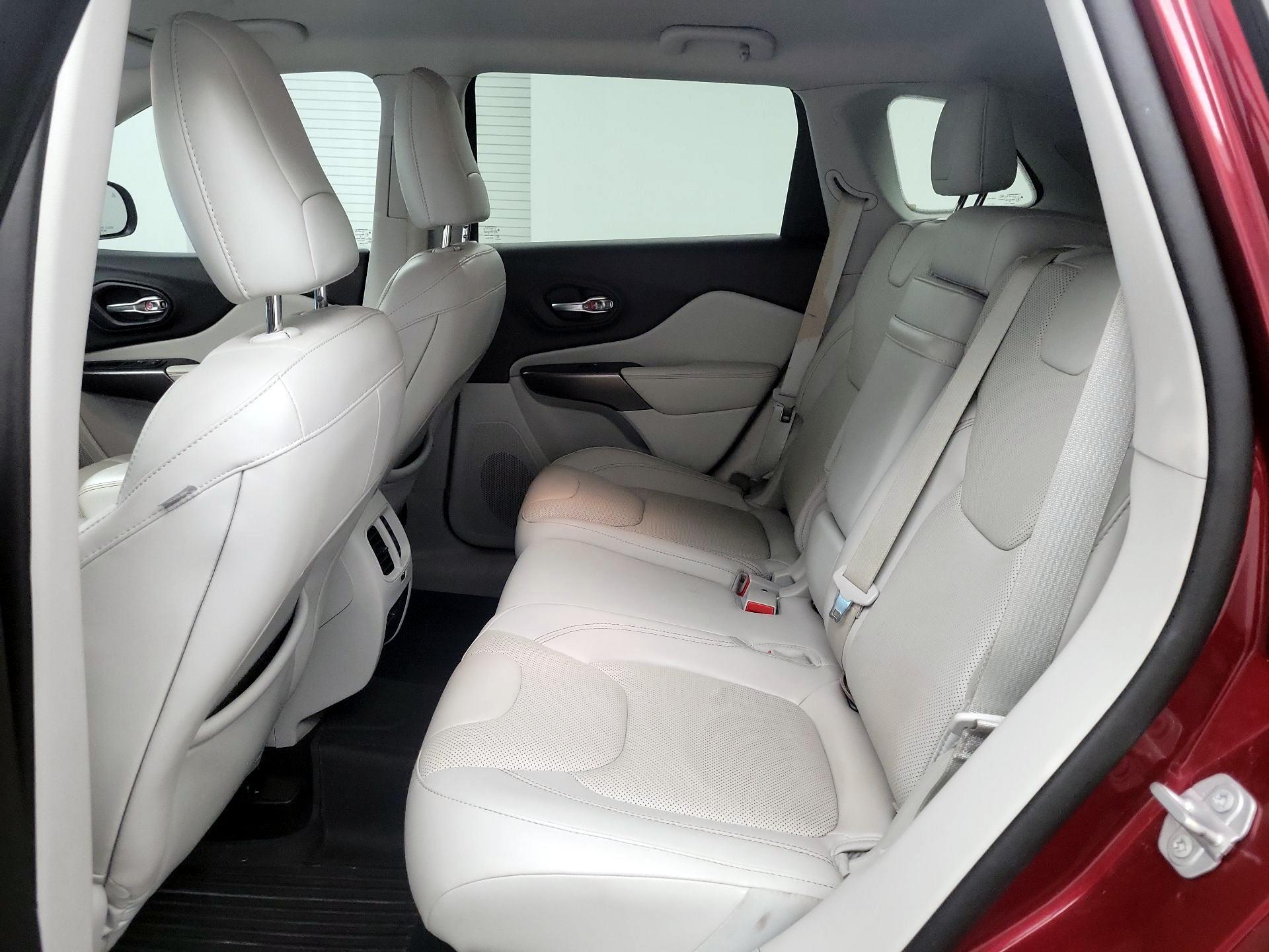 Thumbnail: 2019 Jeep Cherokee - 18