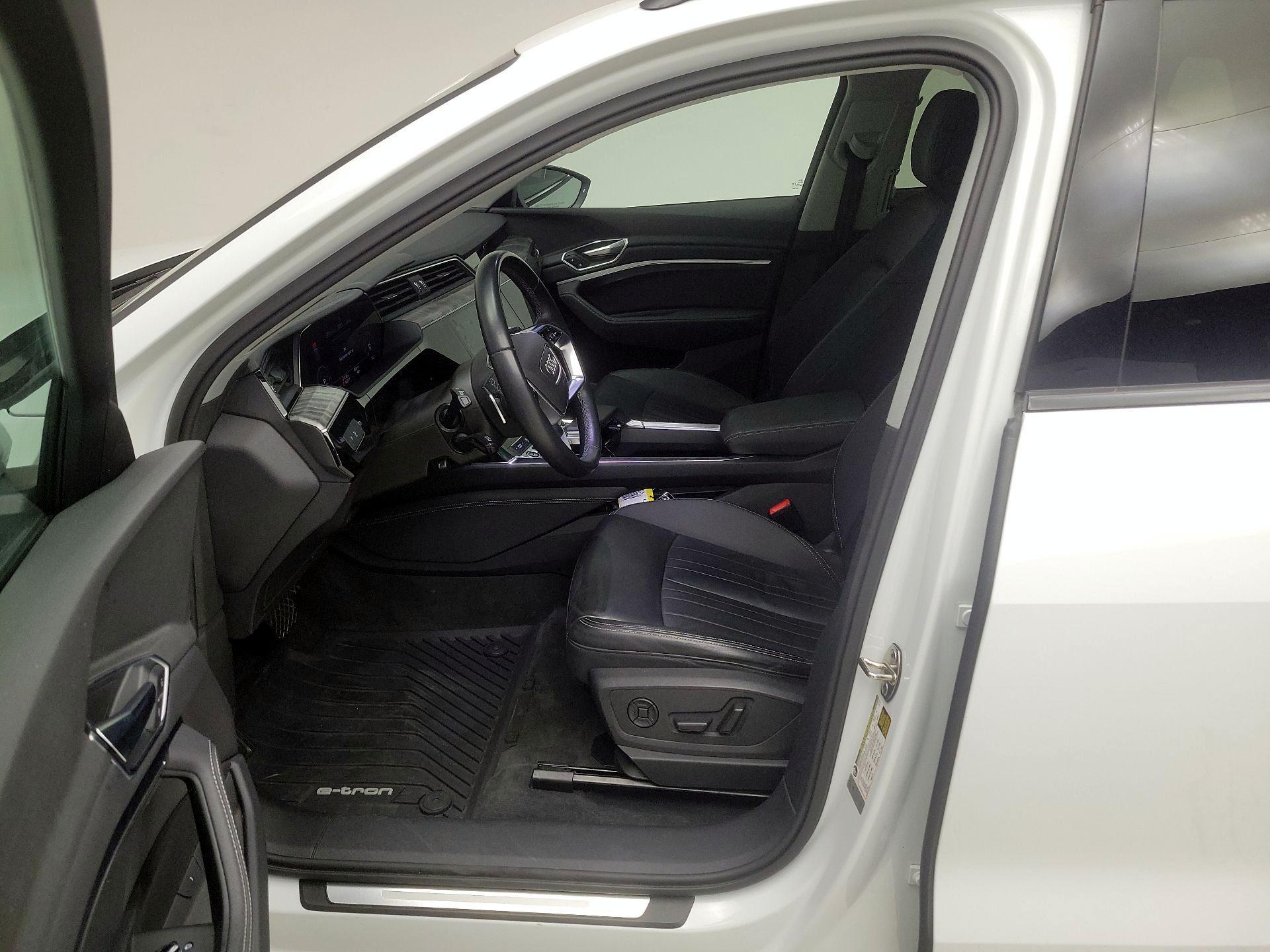 Thumbnail: 2022 Audi e-tron - 11