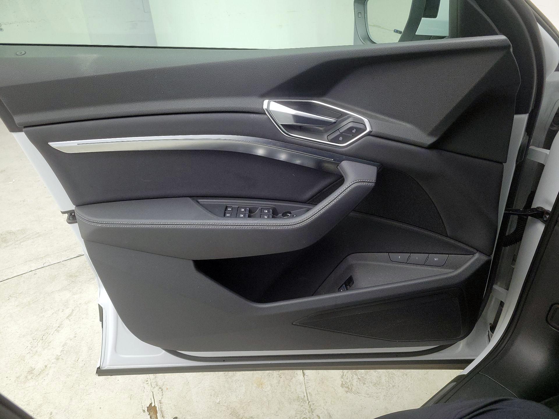 Thumbnail: 2022 Audi e-tron - 12