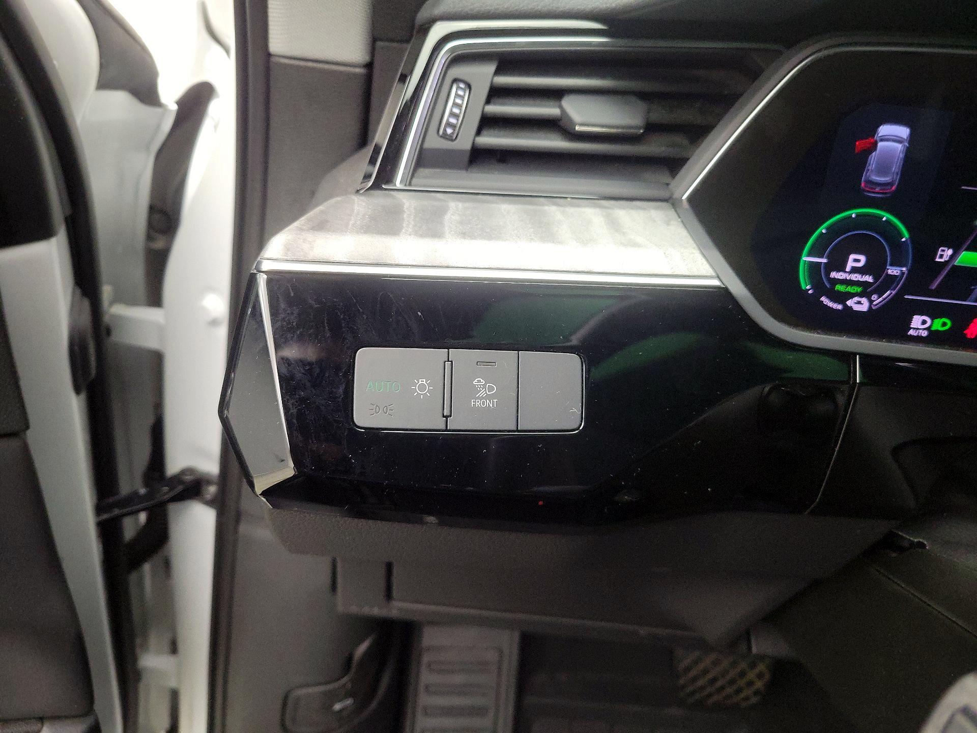 Thumbnail: 2022 Audi e-tron - 13