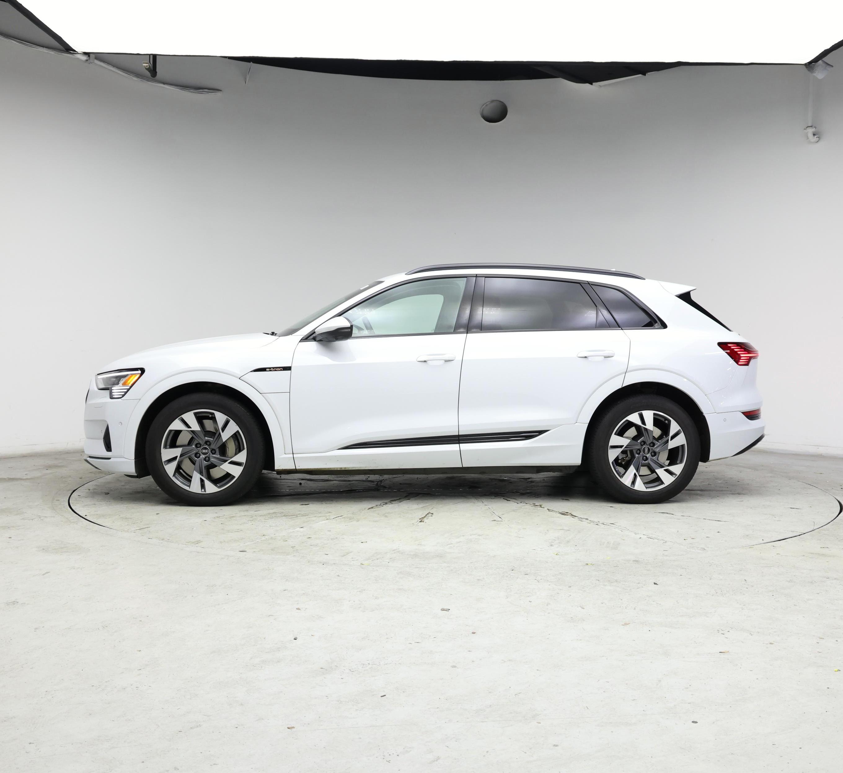 Thumbnail: 2022 Audi e-tron - 3