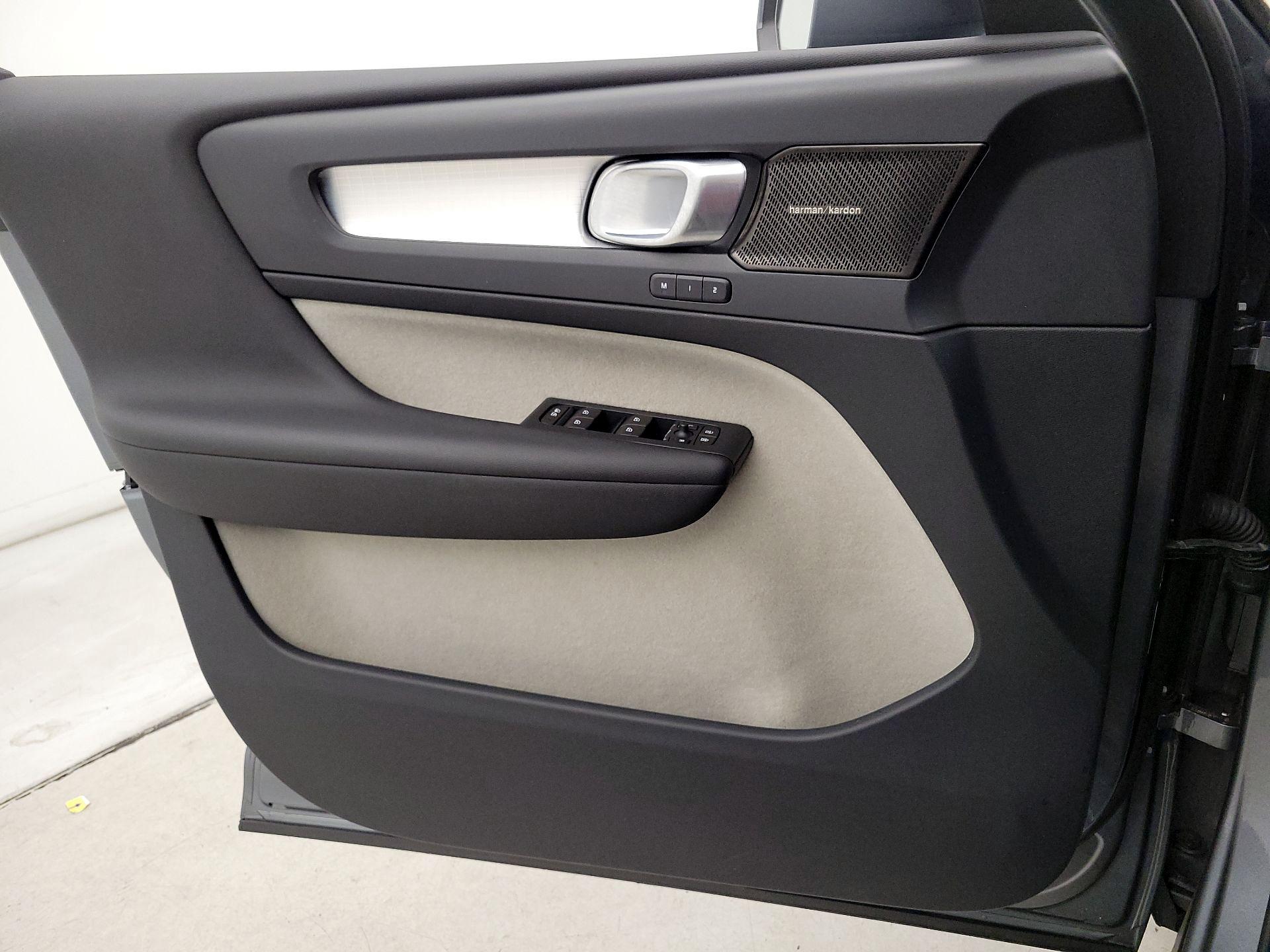 Thumbnail: 2019 Volvo XC40 - 12