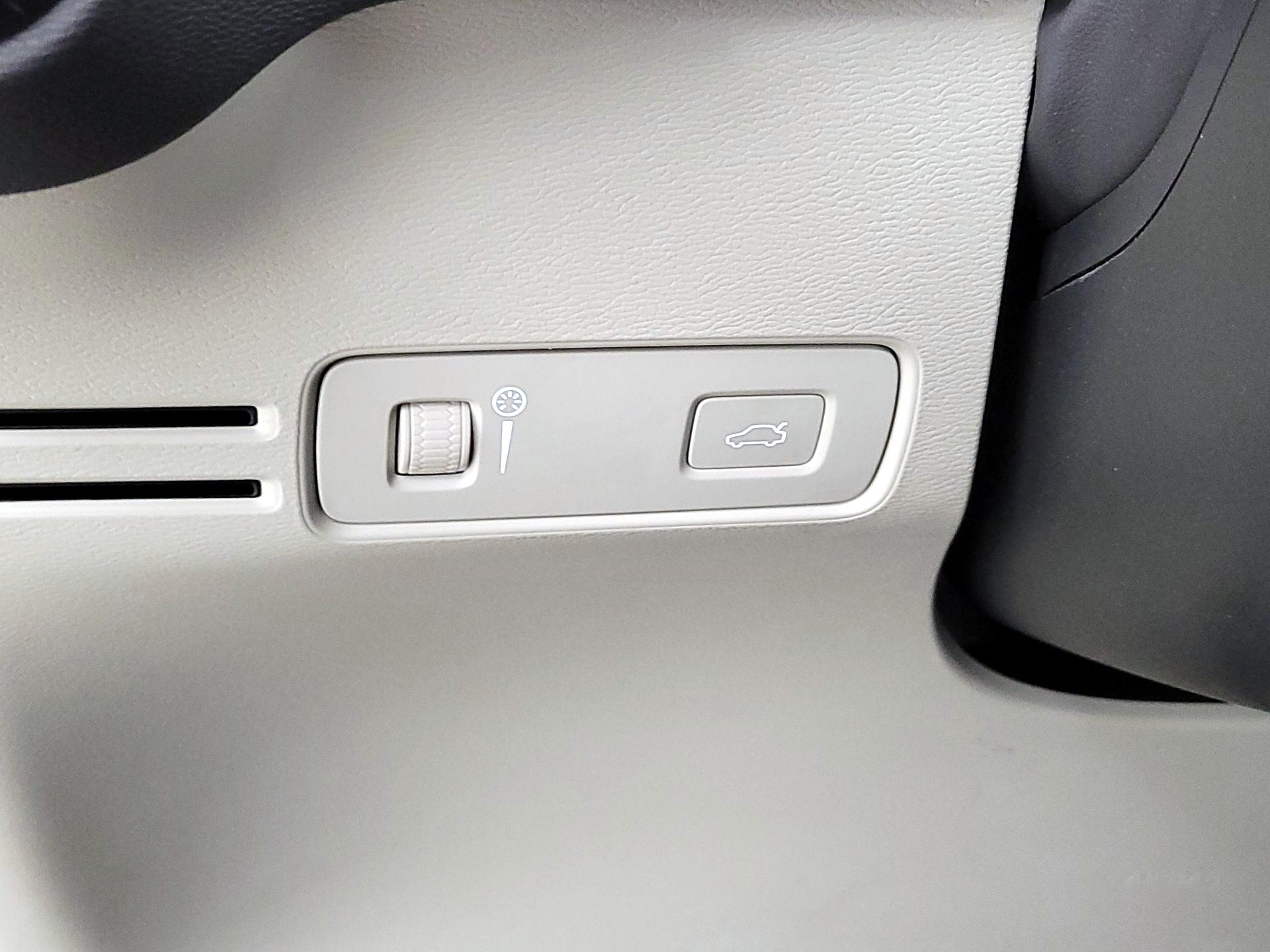 Thumbnail: 2019 Volvo XC40 - 13