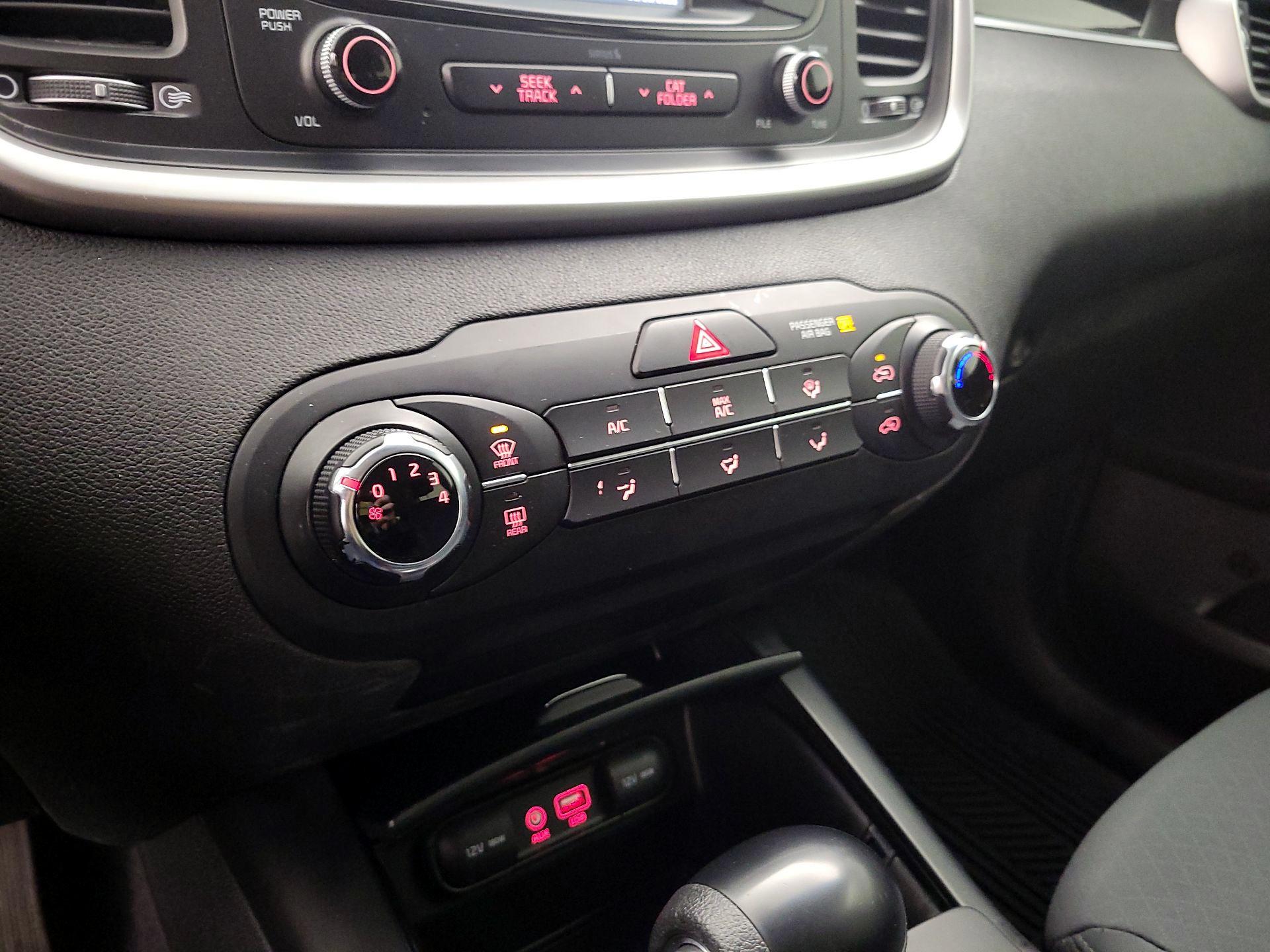 Thumbnail: 2017 Kia Sorento - 16