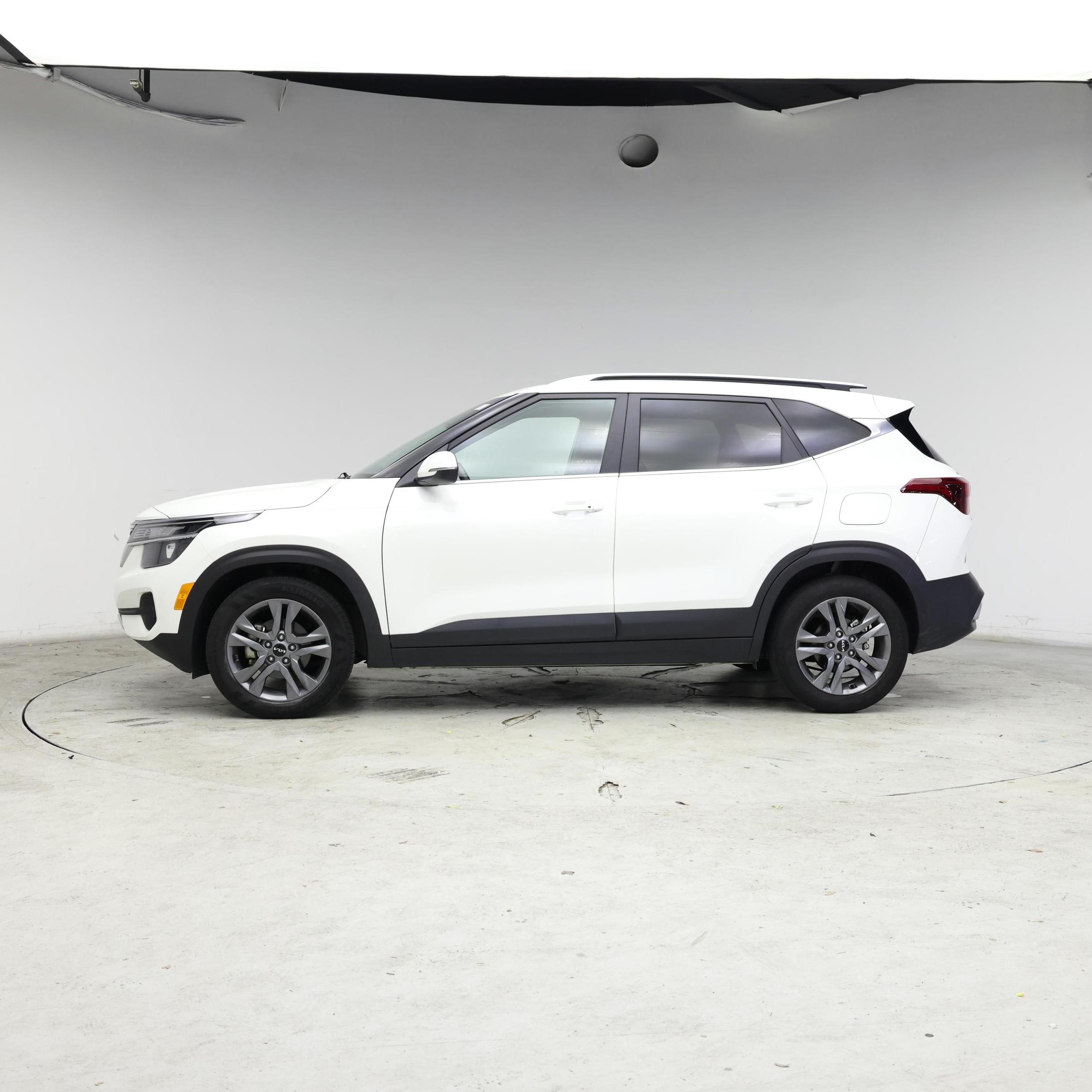 Thumbnail: 2023 Kia Seltos - 3