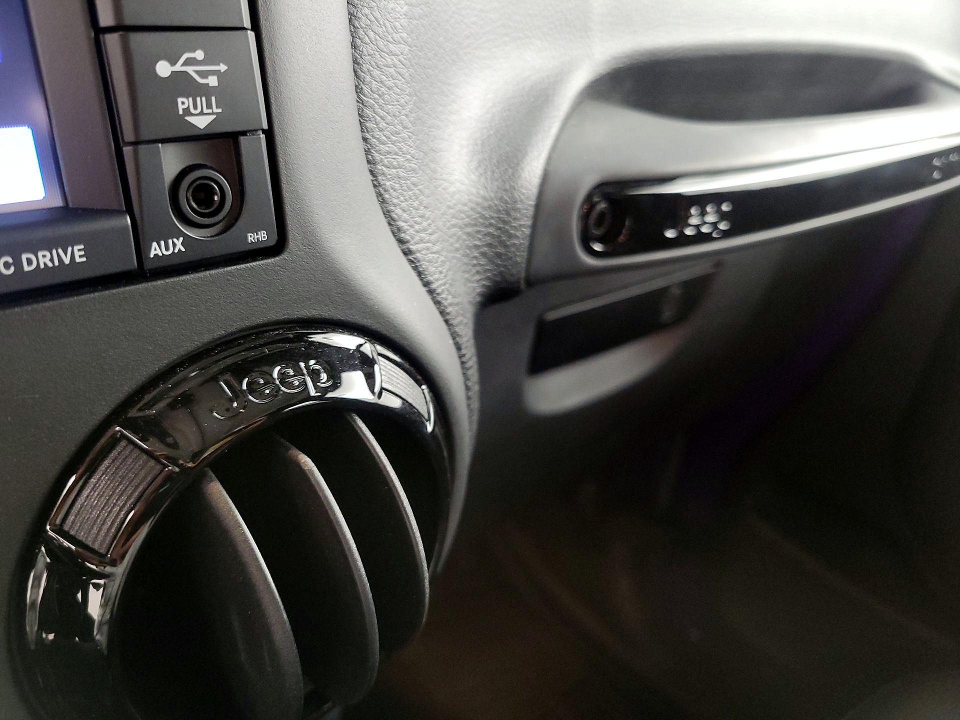 Thumbnail: 2016 Jeep Wrangler - 17