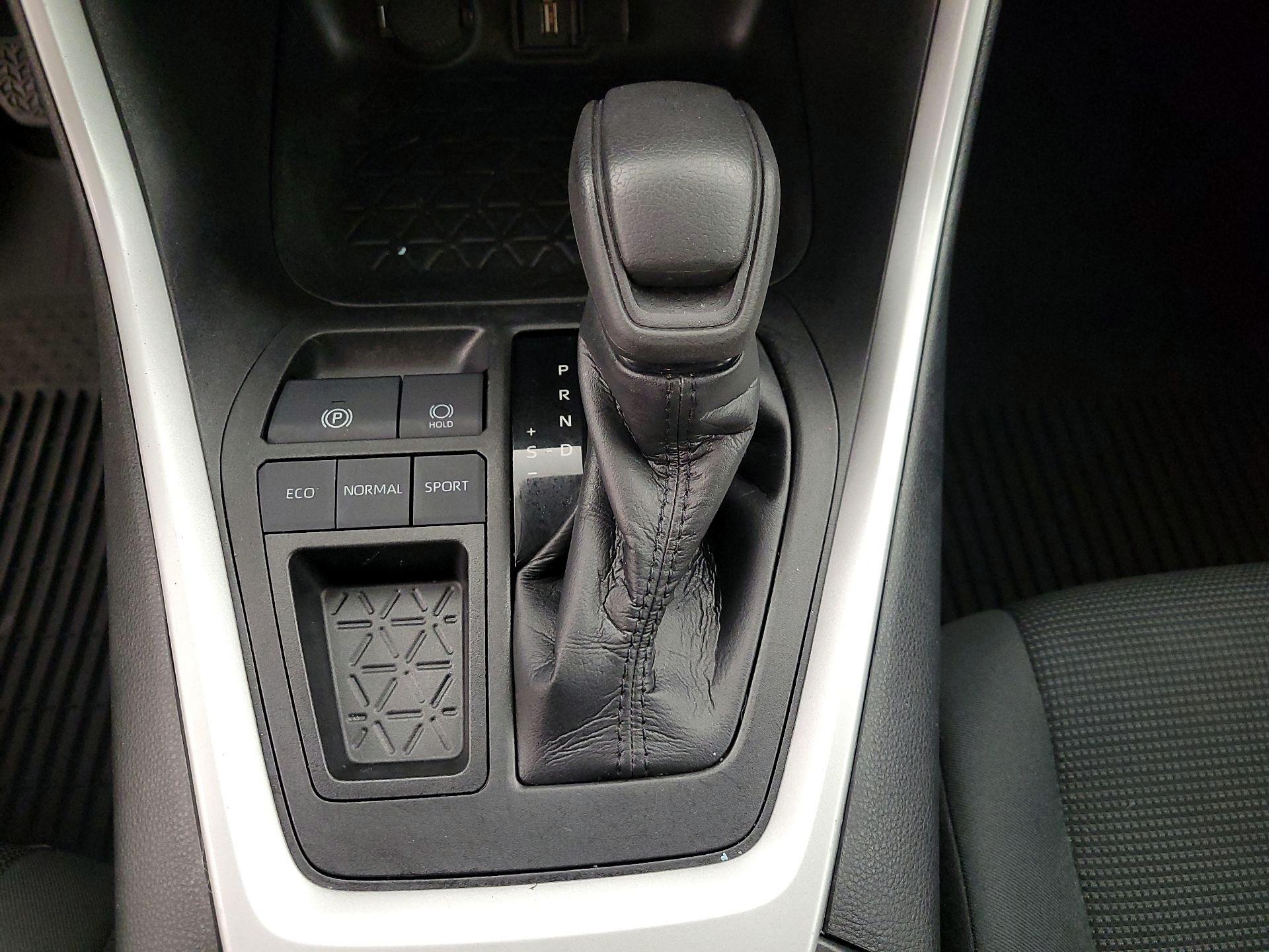 Thumbnail: 2021 Toyota RAV4 - 17