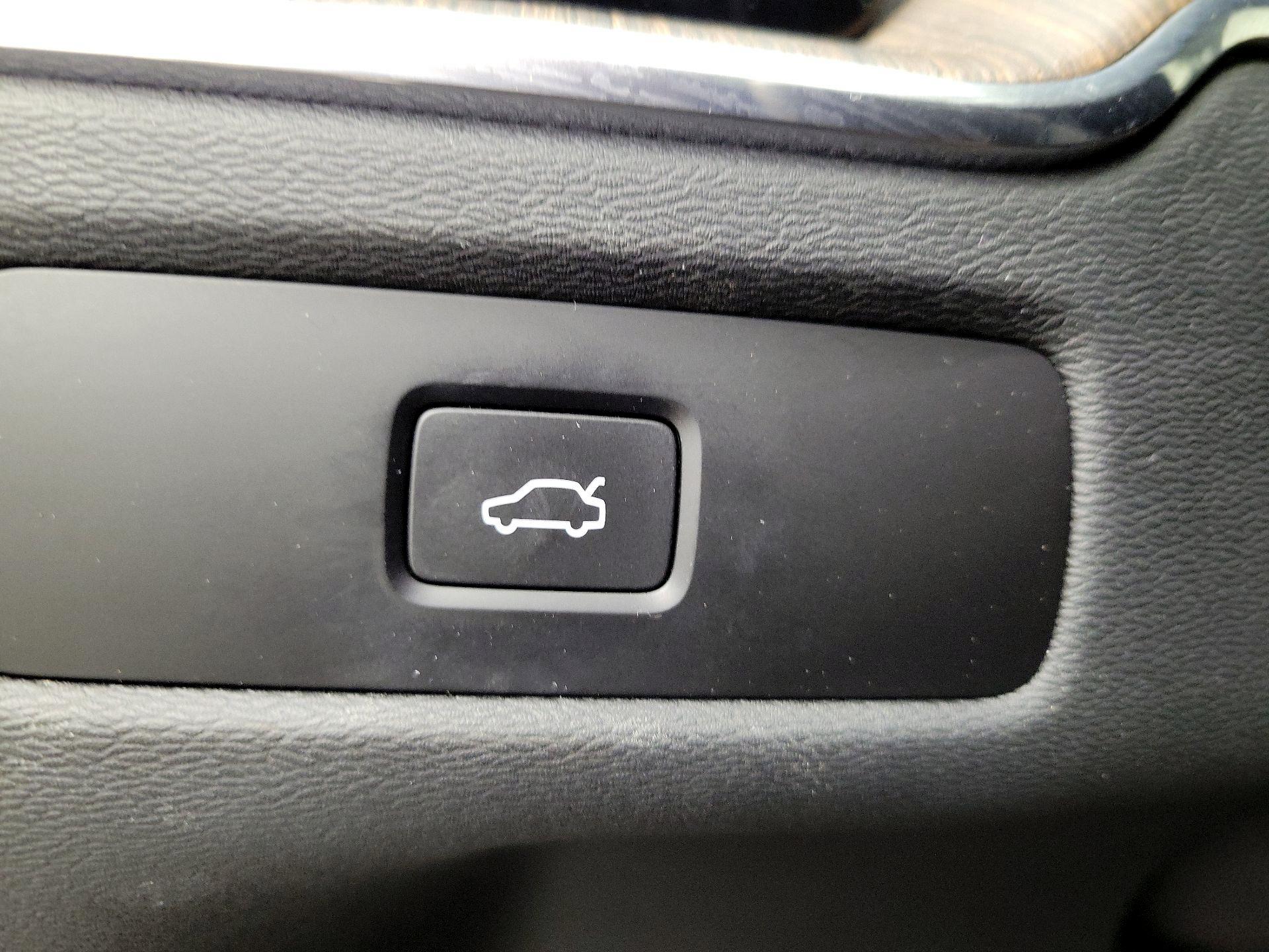 Thumbnail: 2023 Volvo XC60 - 13