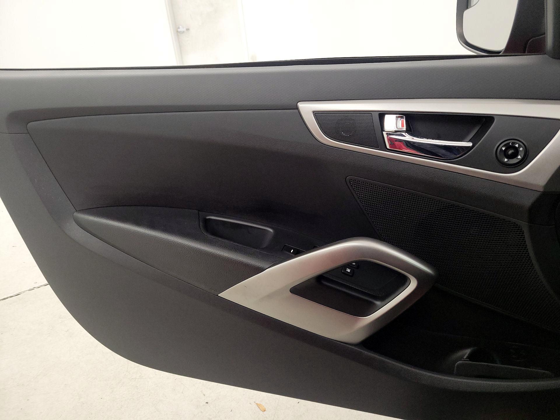 Thumbnail: 2016 Hyundai Veloster - 12