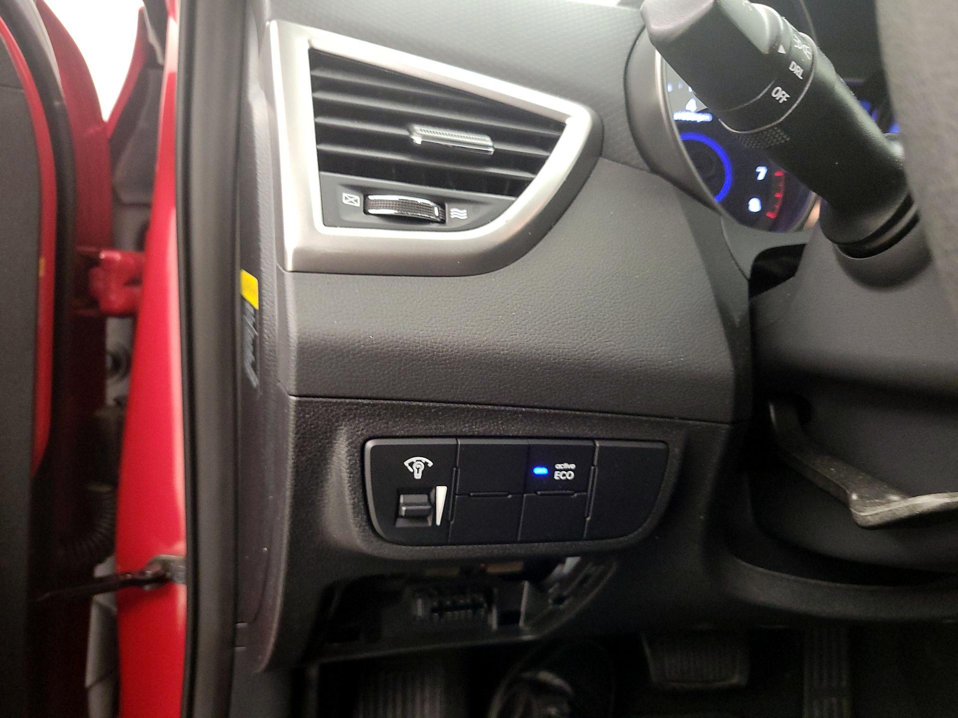 Thumbnail: 2016 Hyundai Veloster - 13