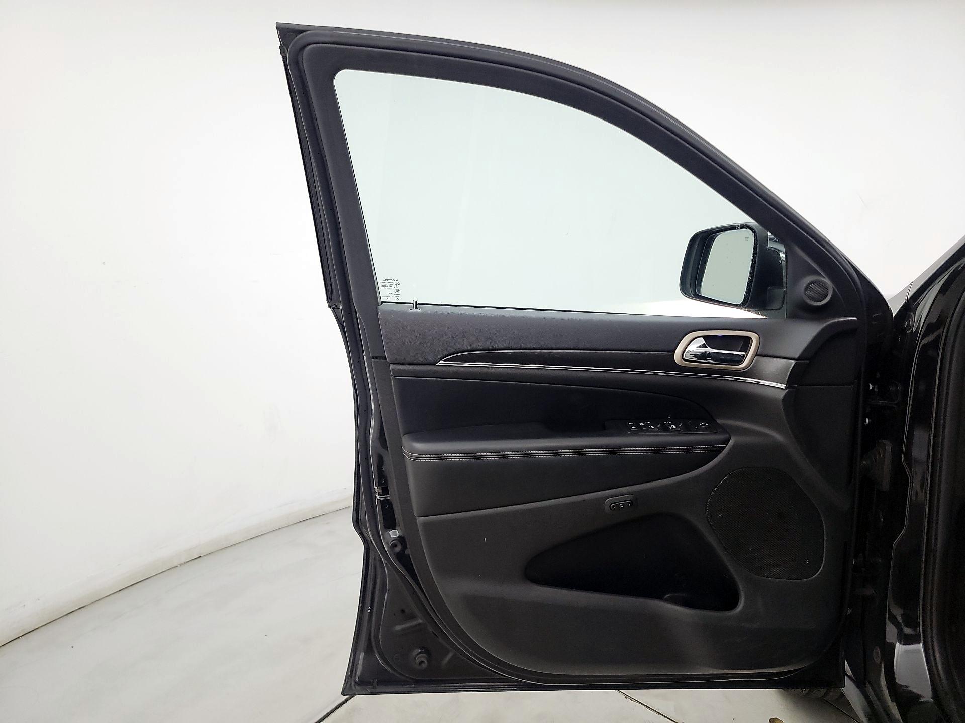 Thumbnail: 2015 Jeep Grand Cherokee - 12