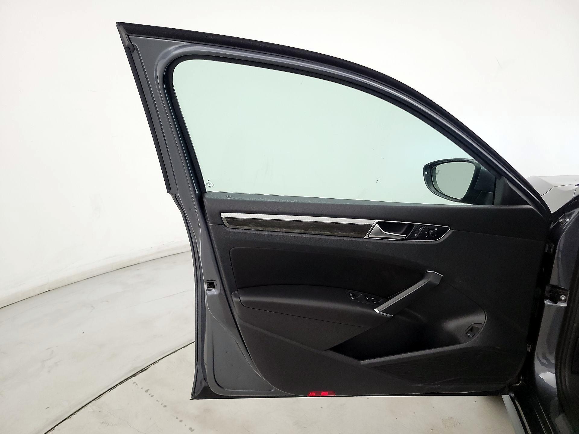 Thumbnail: 2018 Volkswagen Passat - 12