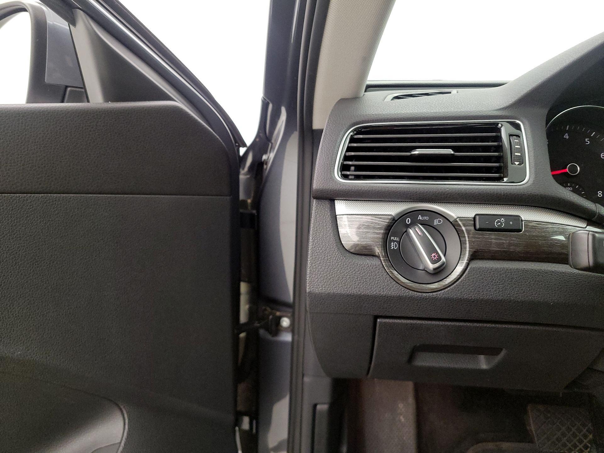 Thumbnail: 2018 Volkswagen Passat - 13