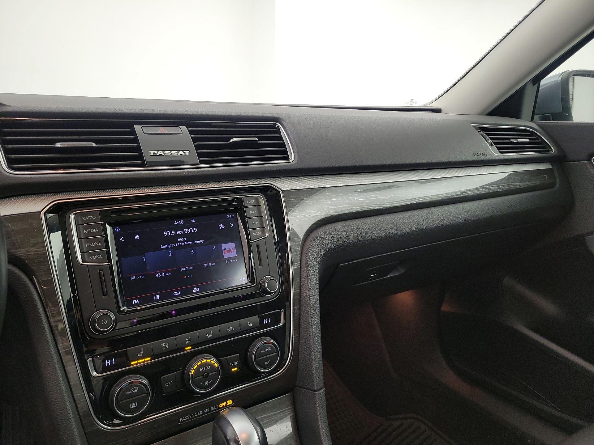 Thumbnail: 2018 Volkswagen Passat - 16