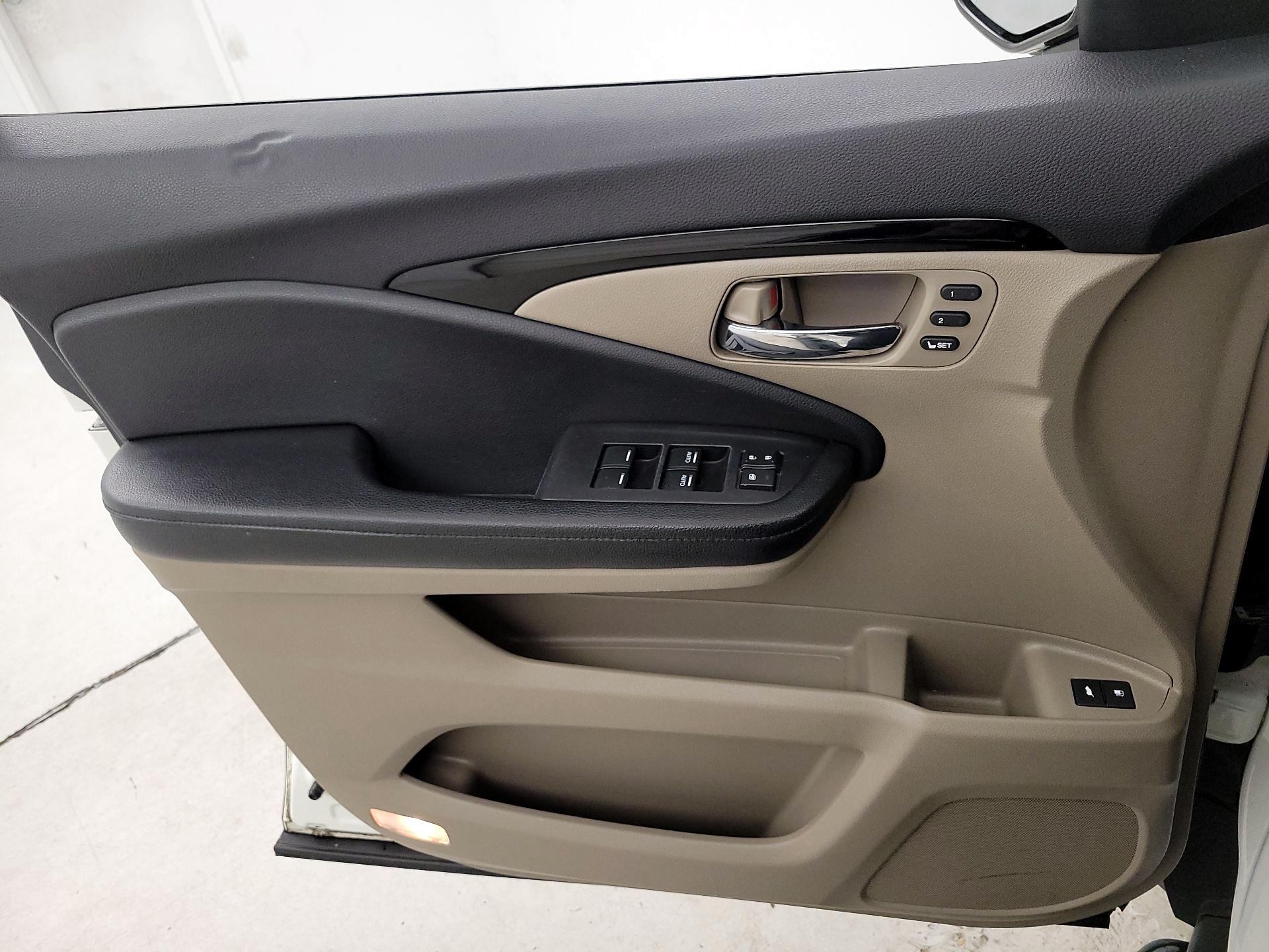 Thumbnail: 2016 Honda Pilot - 12