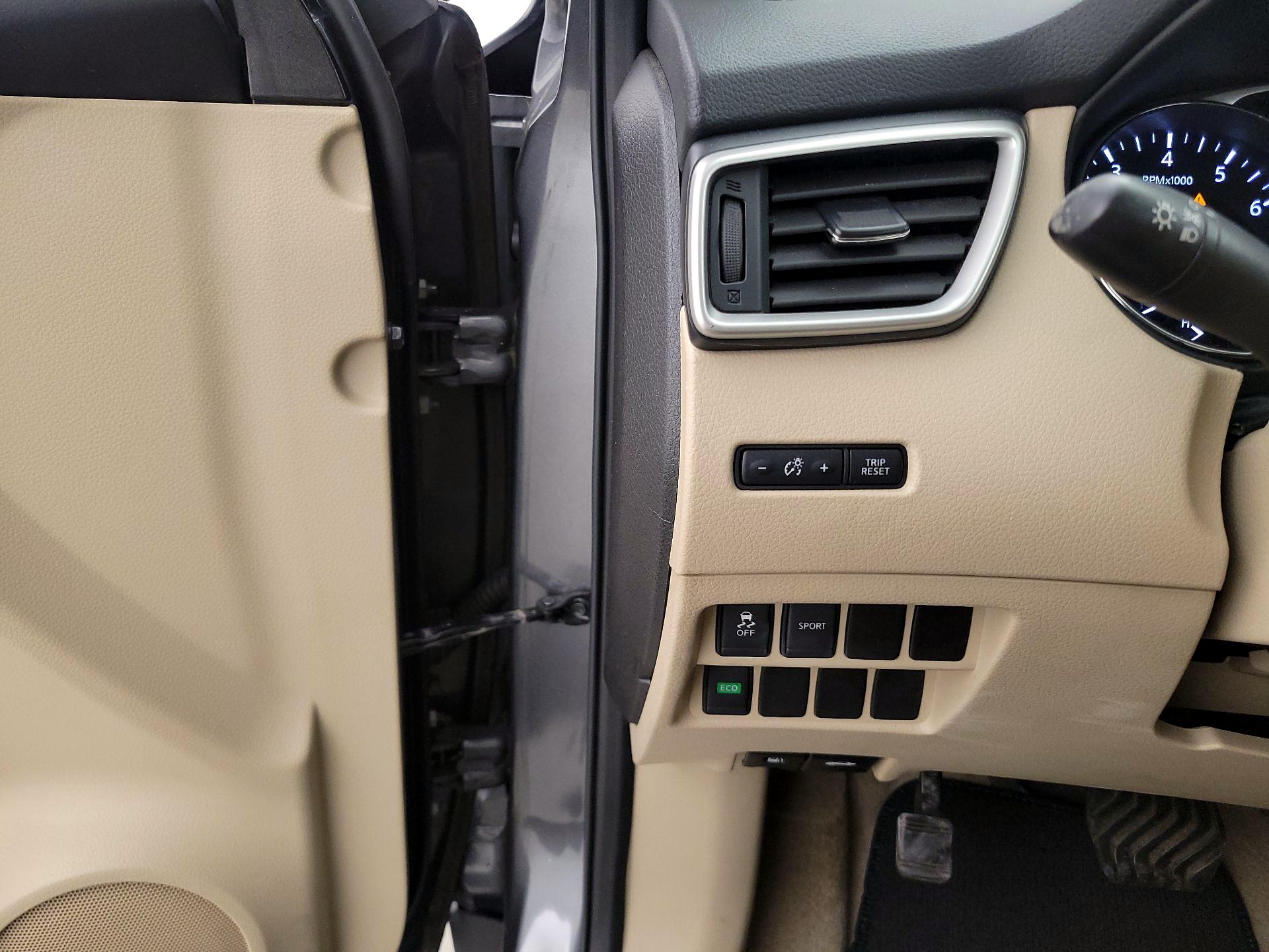 Thumbnail: 2015 Nissan Rogue - 13