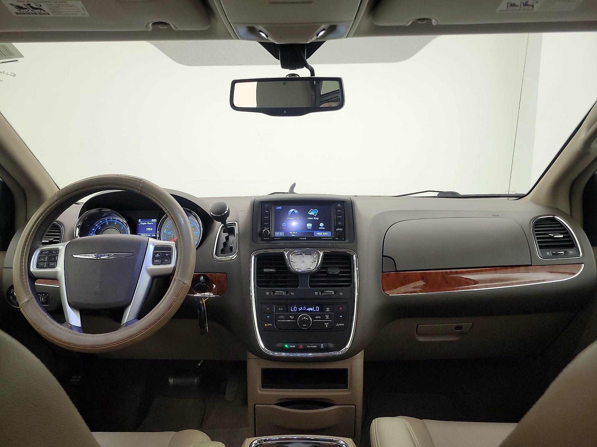 Thumbnail: 2015 Chrysler Town & Country - 9