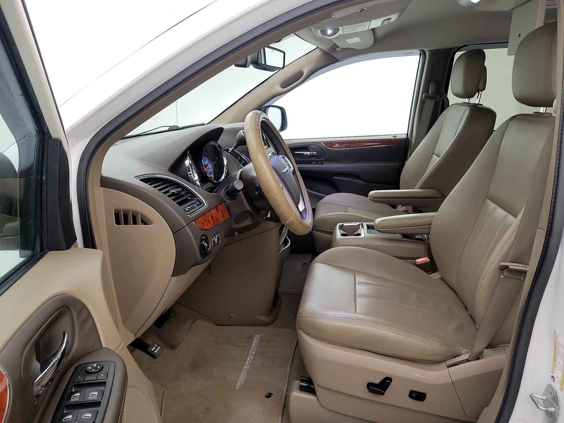 Thumbnail: 2015 Chrysler Town & Country - 11