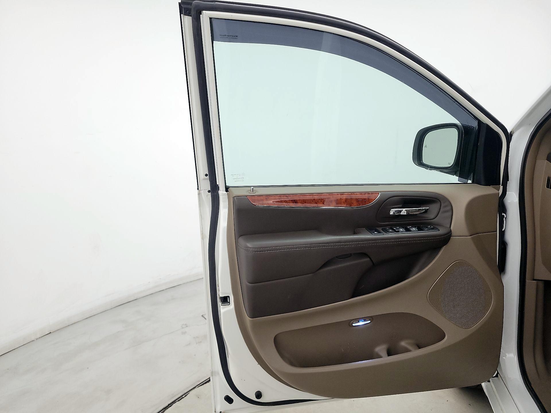 Thumbnail: 2015 Chrysler Town & Country - 12