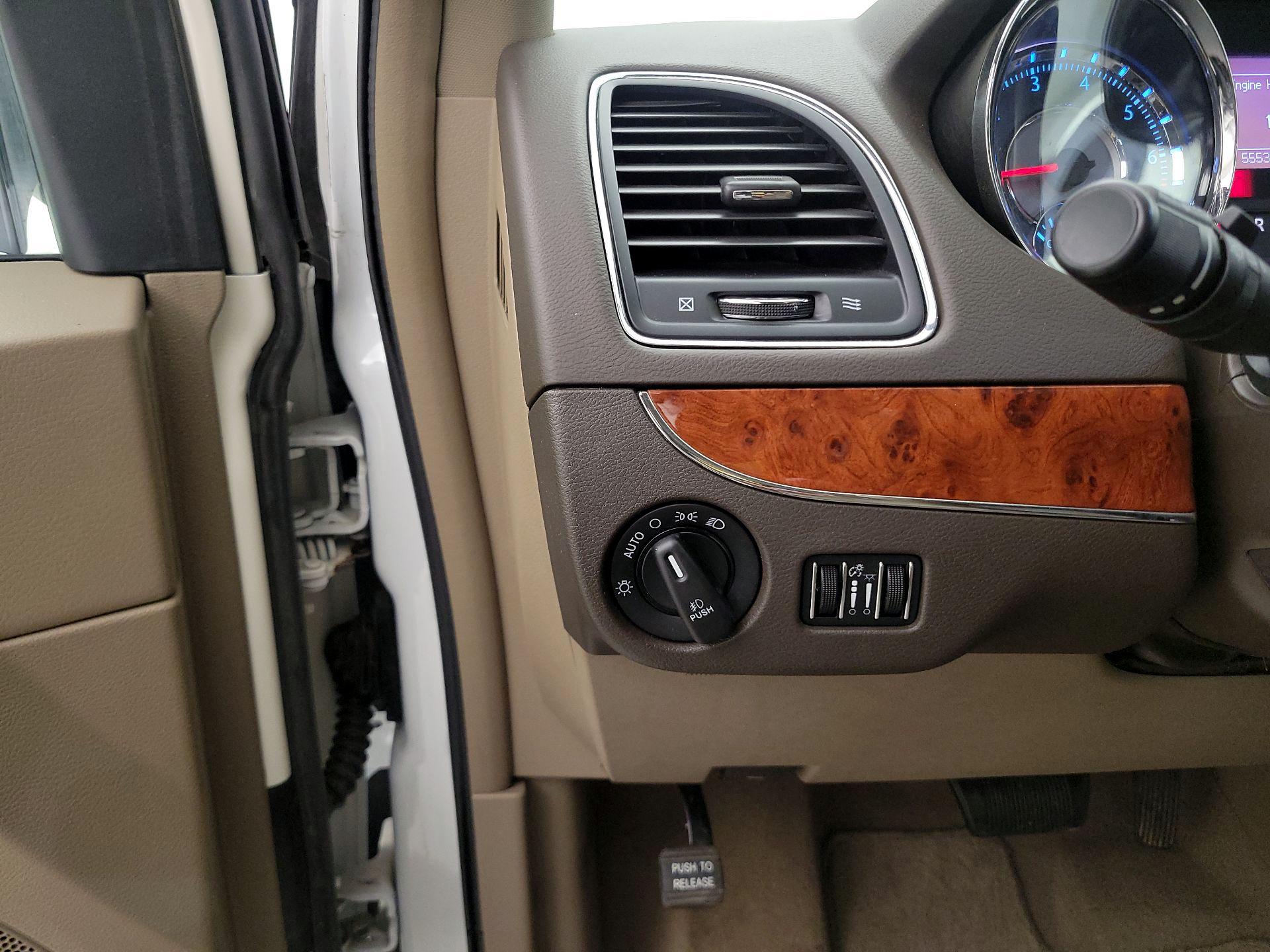 Thumbnail: 2015 Chrysler Town & Country - 13