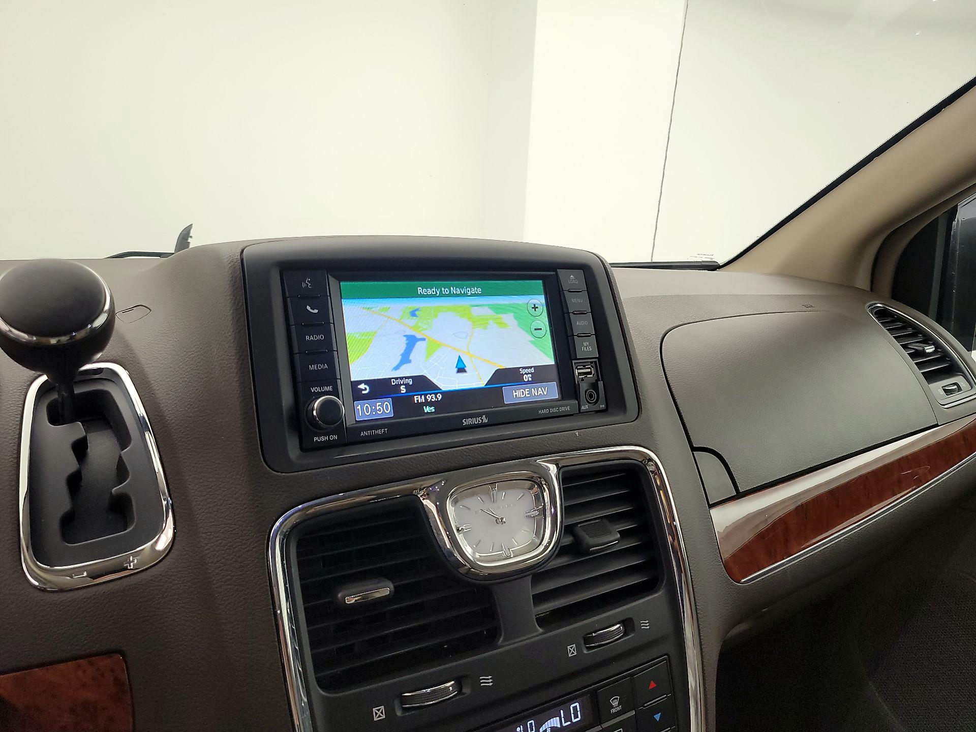 Thumbnail: 2015 Chrysler Town & Country - 14