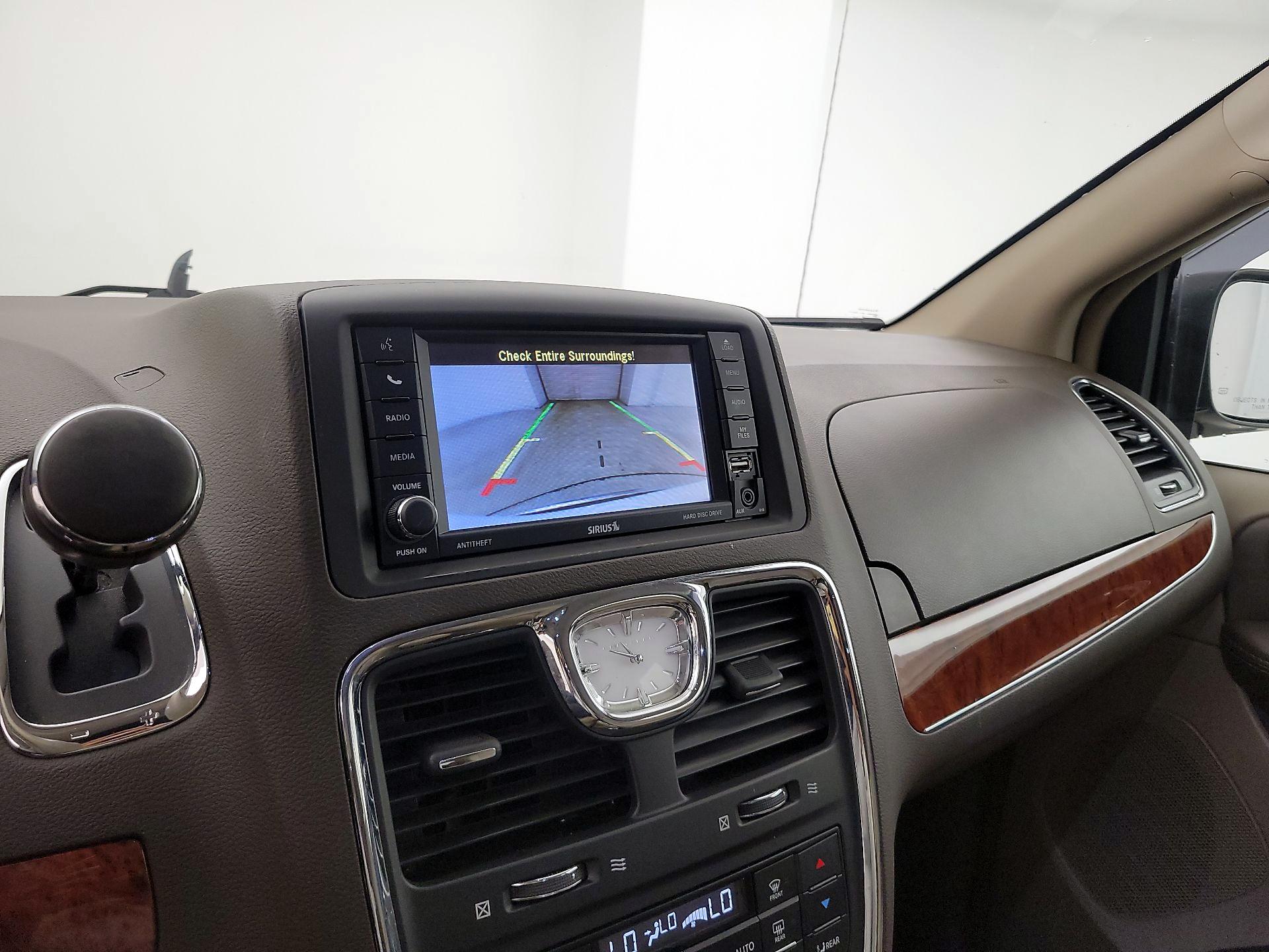 Thumbnail: 2015 Chrysler Town & Country - 15