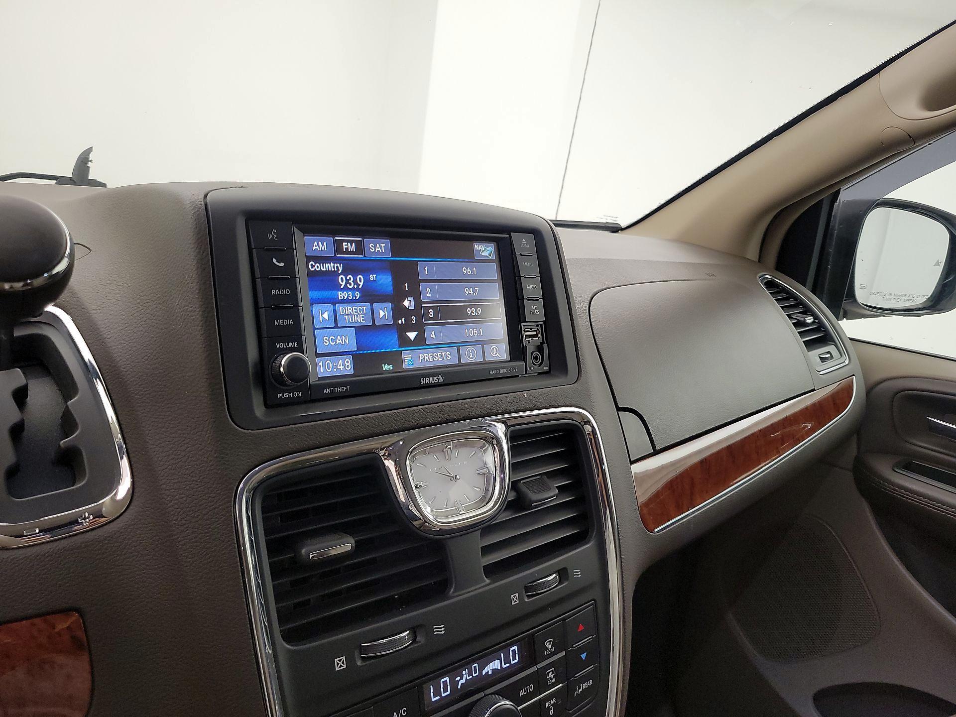 Thumbnail: 2015 Chrysler Town & Country - 16