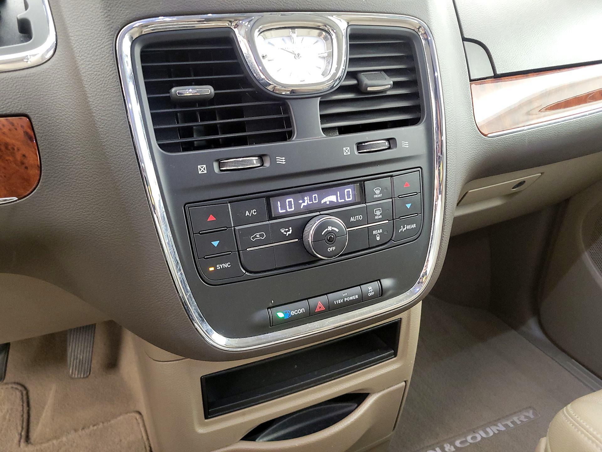 Thumbnail: 2015 Chrysler Town & Country - 17