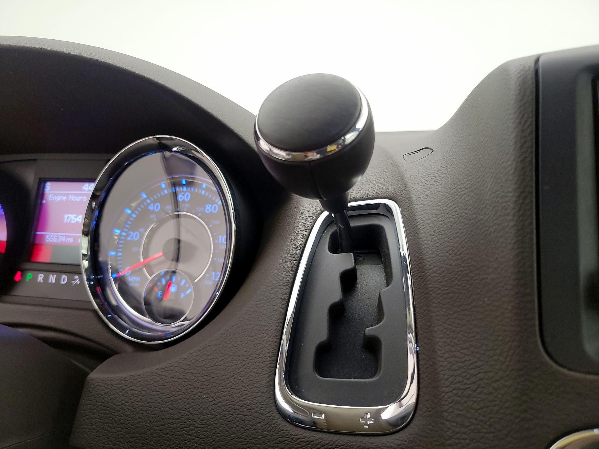 Thumbnail: 2015 Chrysler Town & Country - 18