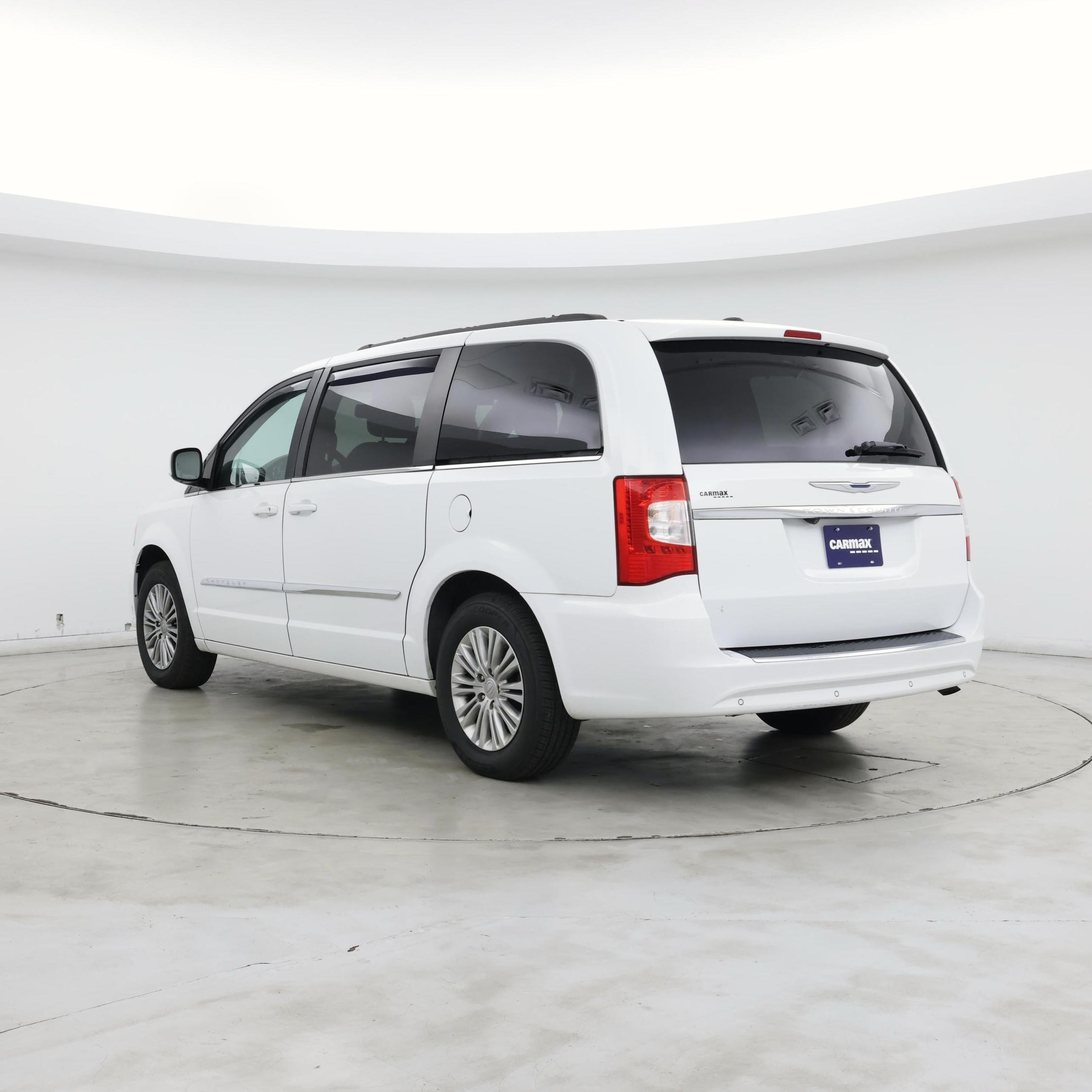 Thumbnail: 2015 Chrysler Town & Country - 2