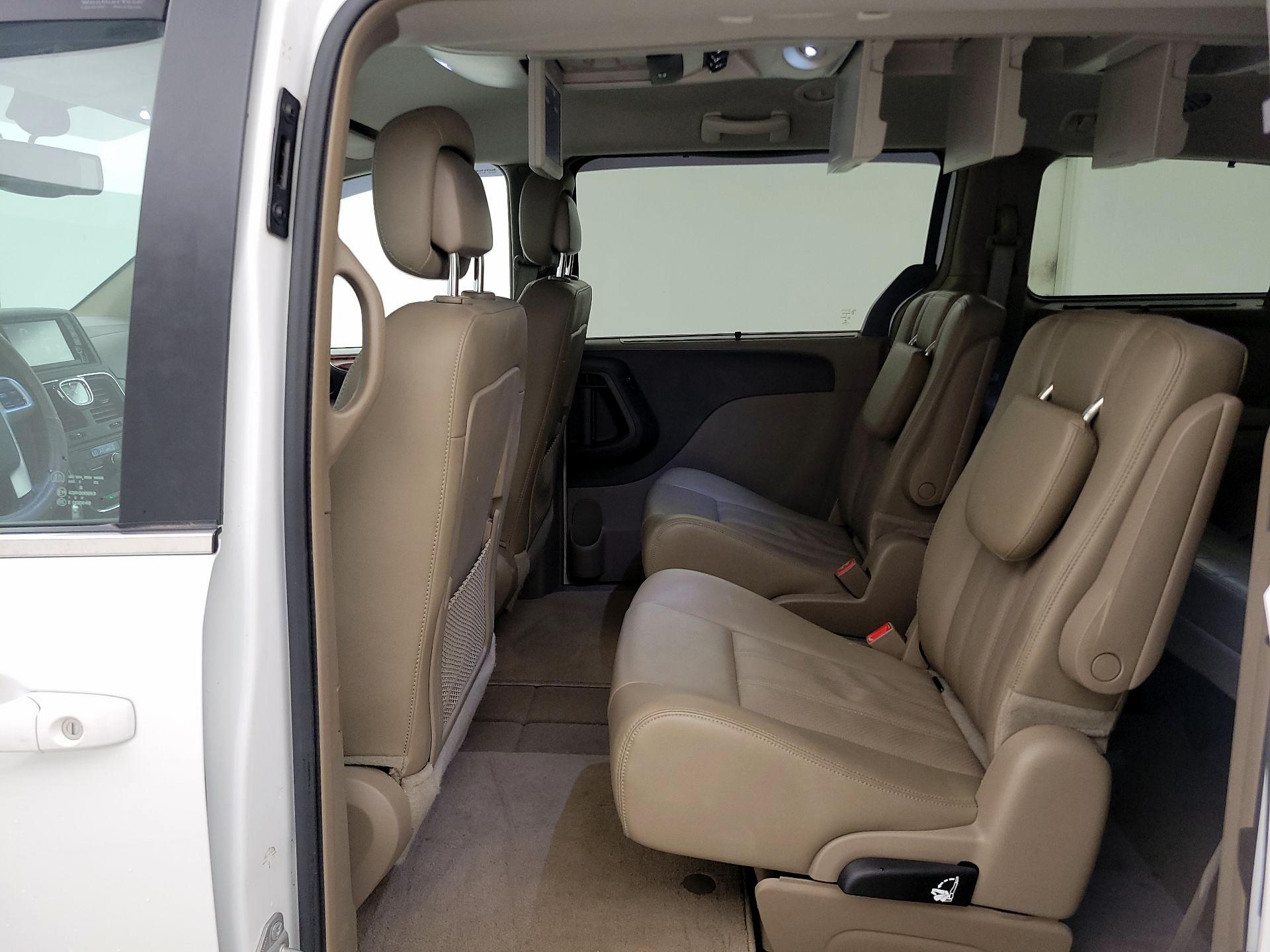 Thumbnail: 2015 Chrysler Town & Country - 20