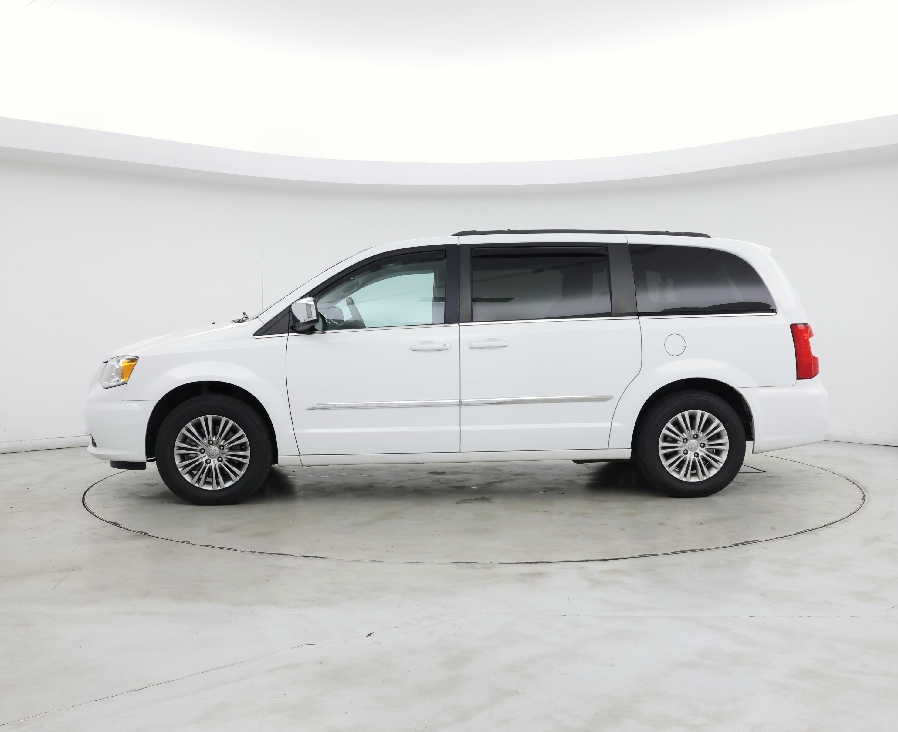 Thumbnail: 2015 Chrysler Town & Country - 3