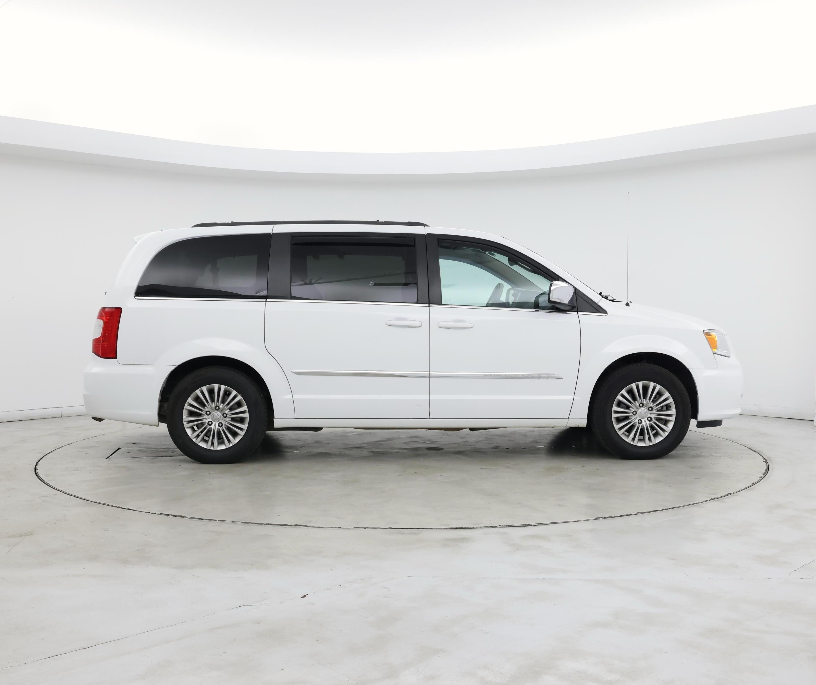 Thumbnail: 2015 Chrysler Town & Country - 7