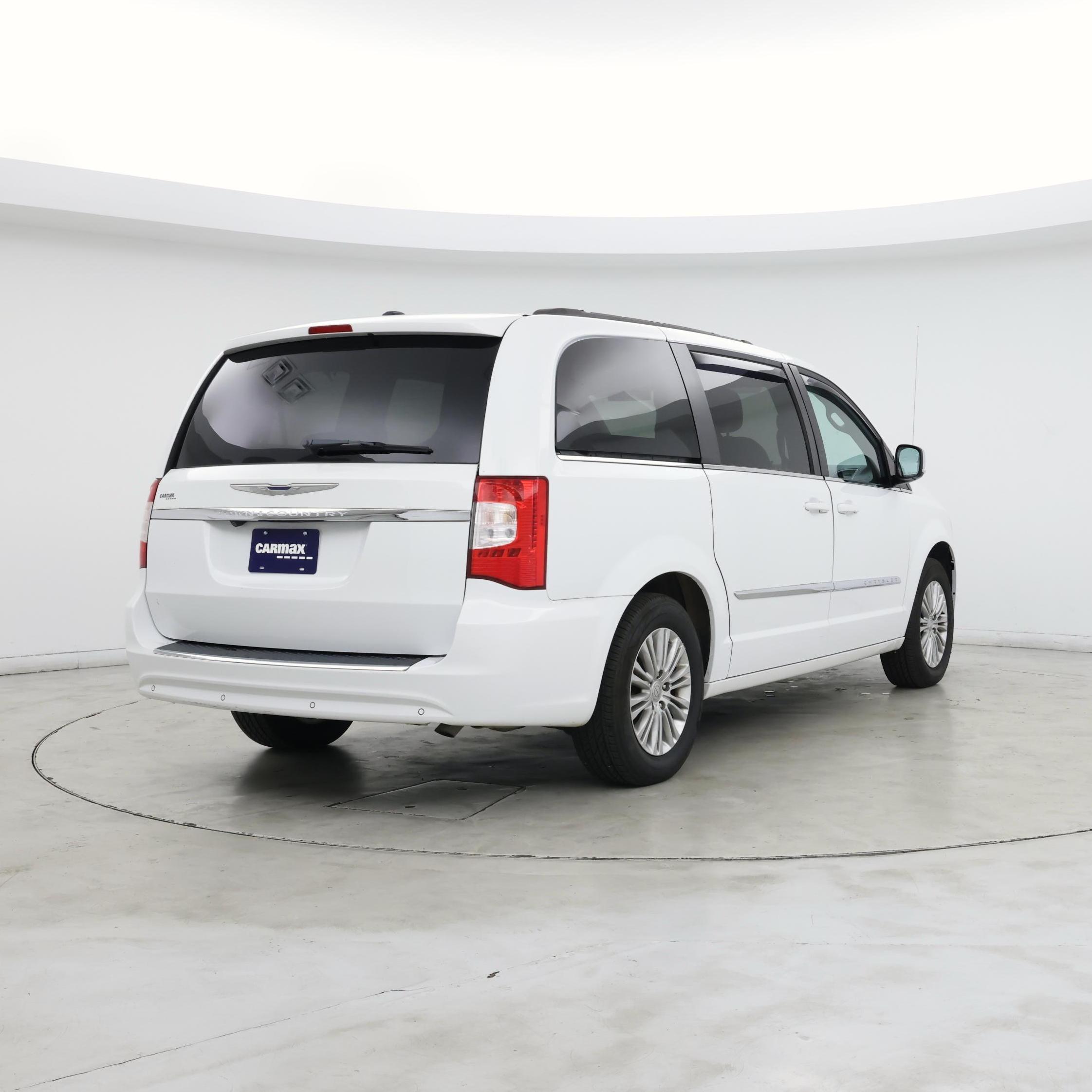 Thumbnail: 2015 Chrysler Town & Country - 8
