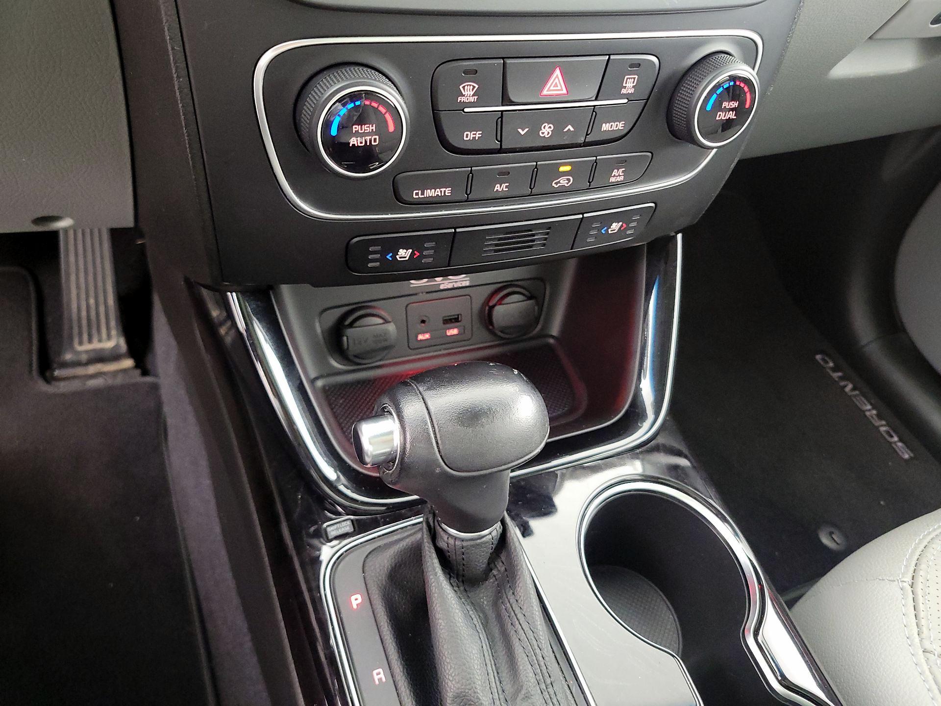 Thumbnail: 2015 Kia Sorento - 17