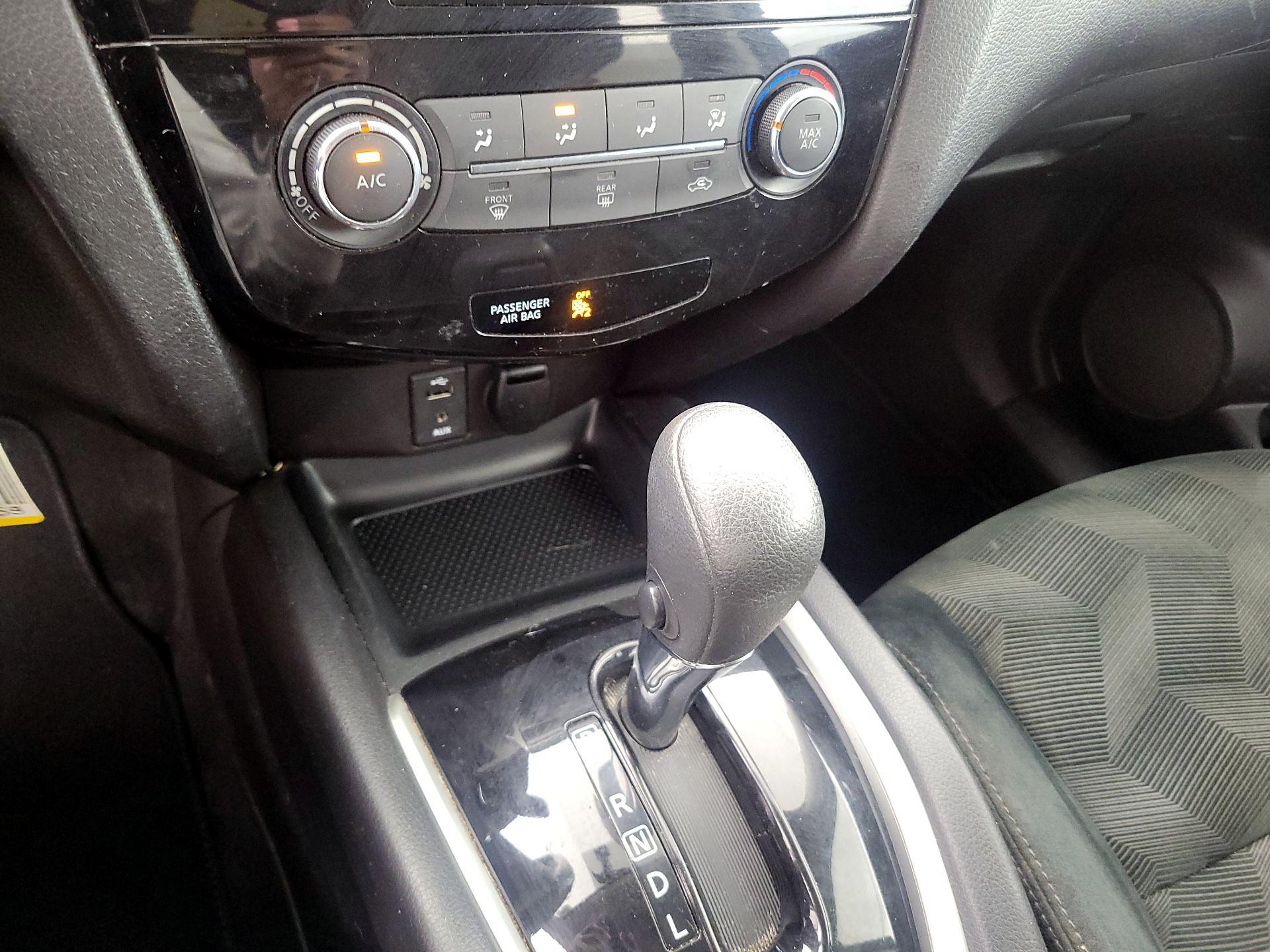 Thumbnail: 2016 Nissan Rogue - 16