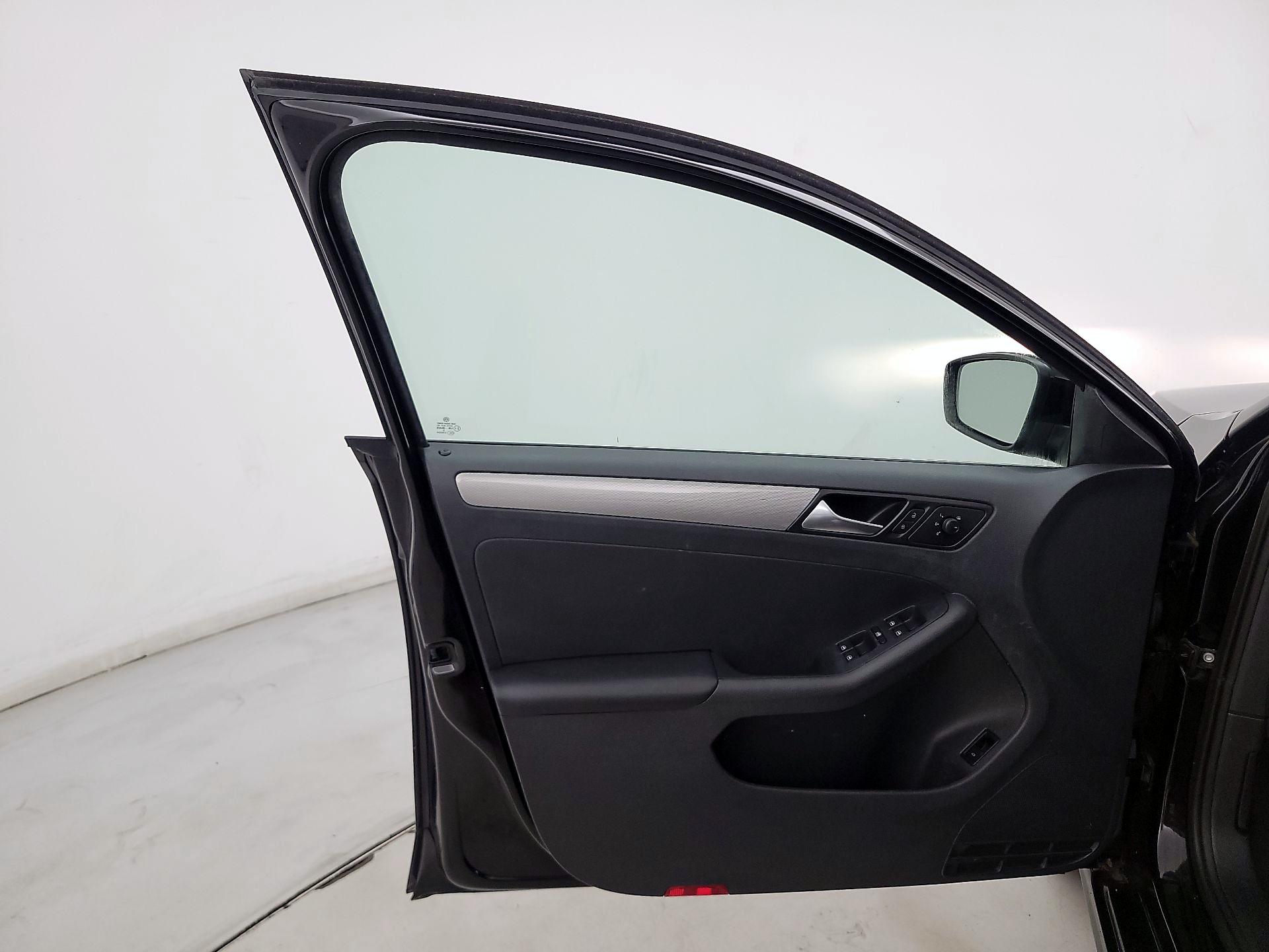 Thumbnail: 2017 Volkswagen Jetta - 12