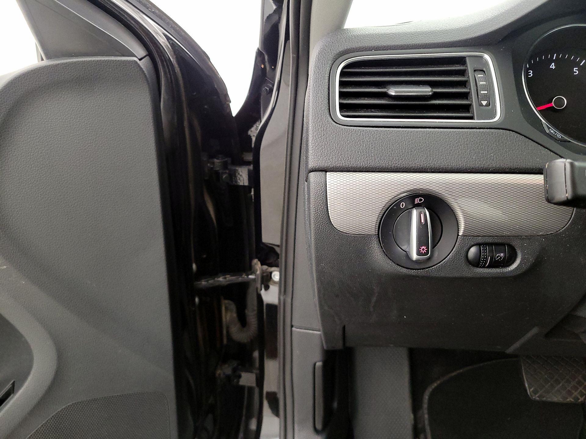 Thumbnail: 2017 Volkswagen Jetta - 13